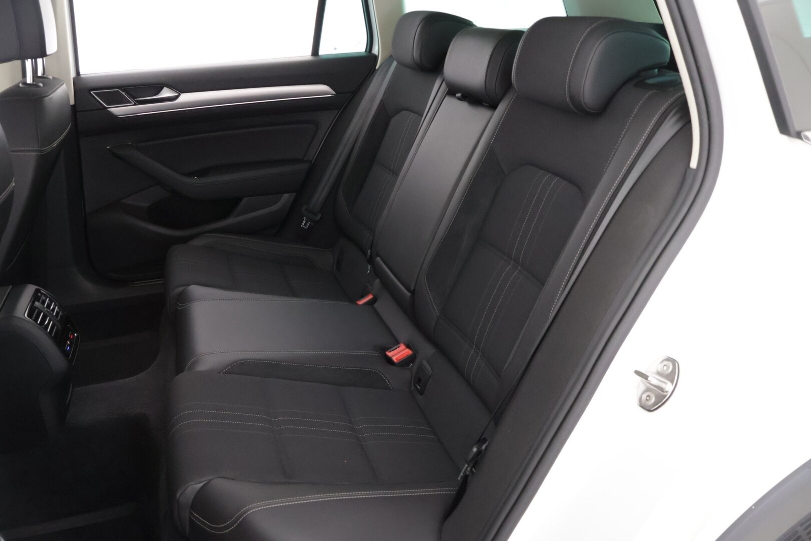 Volkswagen Passat 2016 Variant Alltrack 2,0 TSI 162 kW (220 hv) 4MOTION DSG *Adapt. Vakkari / Koukku / Webasto / P. Kamera / Ergoistuin* - Talvivarusteet / 2x renkaat ja vanteet / - HULLUT JOULUT KORKOTARJOUS 2,49% 