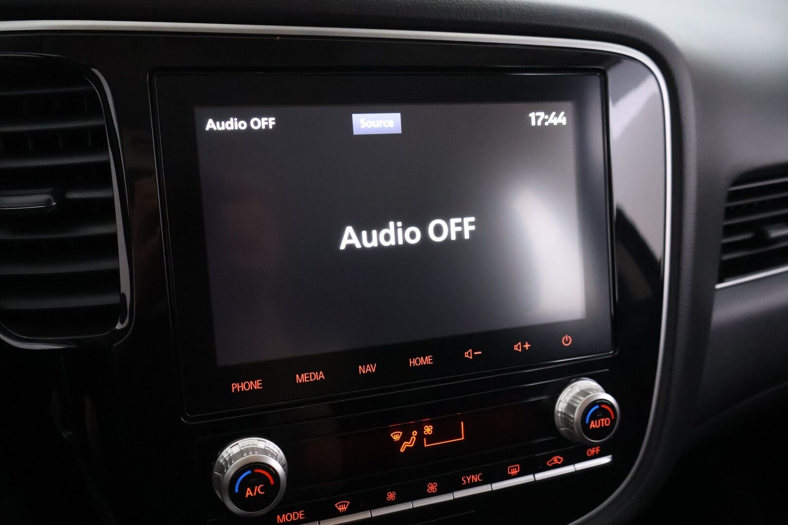 MITSUBISHI OUTLANDER PHEV 2020 Intense 4WD 2.4 5P - | Nahka-Alcantara sisusta | Vakionopeudensäädin | P.Kamera | RCC | KeylessGo | Kahdet renkaat alumiinivanteilla | 
