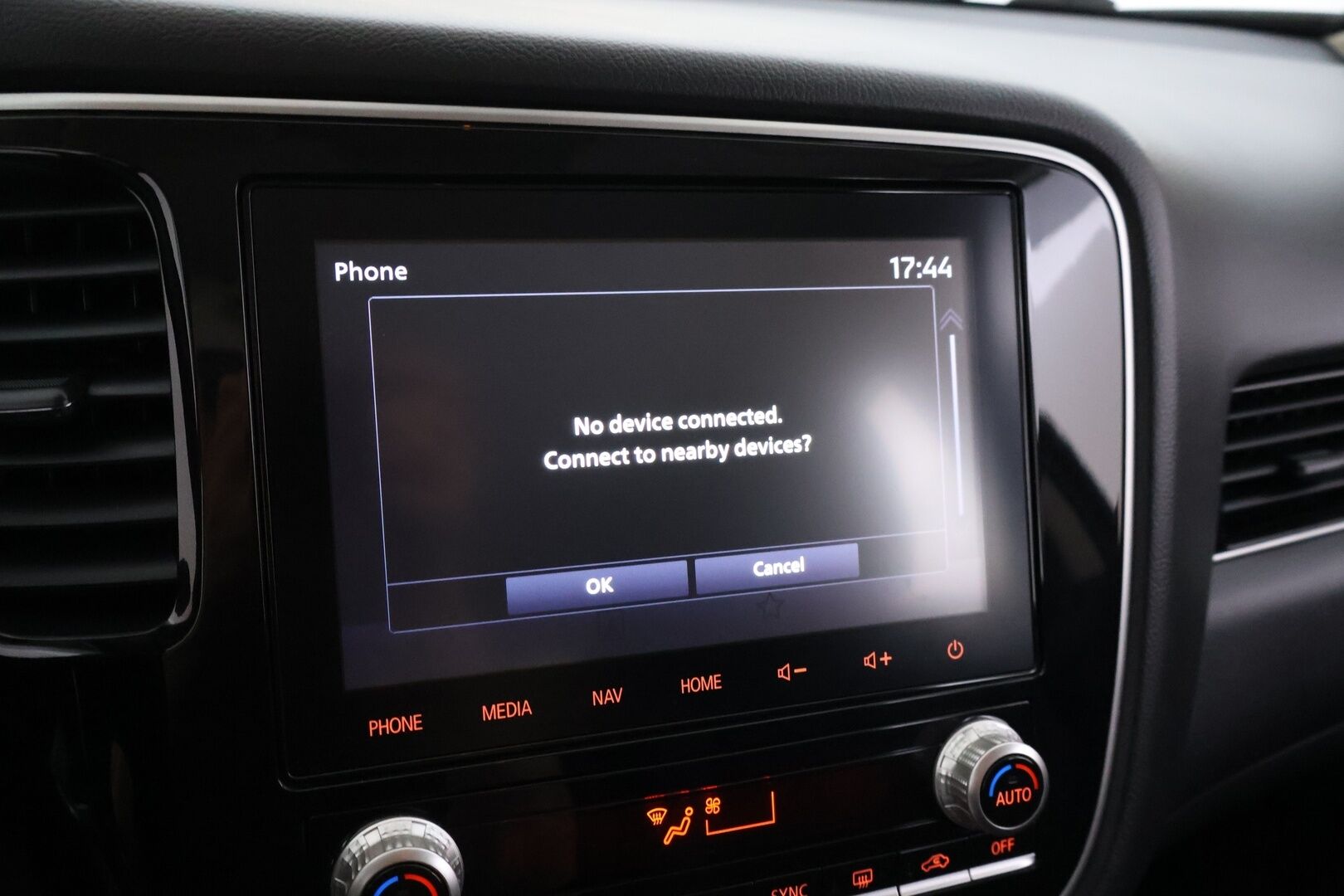 MITSUBISHI OUTLANDER PHEV 2020 Intense 4WD 2.4 5P - | Nahka-Alcantara sisusta | Vakionopeudensäädin | P.Kamera | RCC | KeylessGo | Kahdet renkaat alumiinivanteilla | 