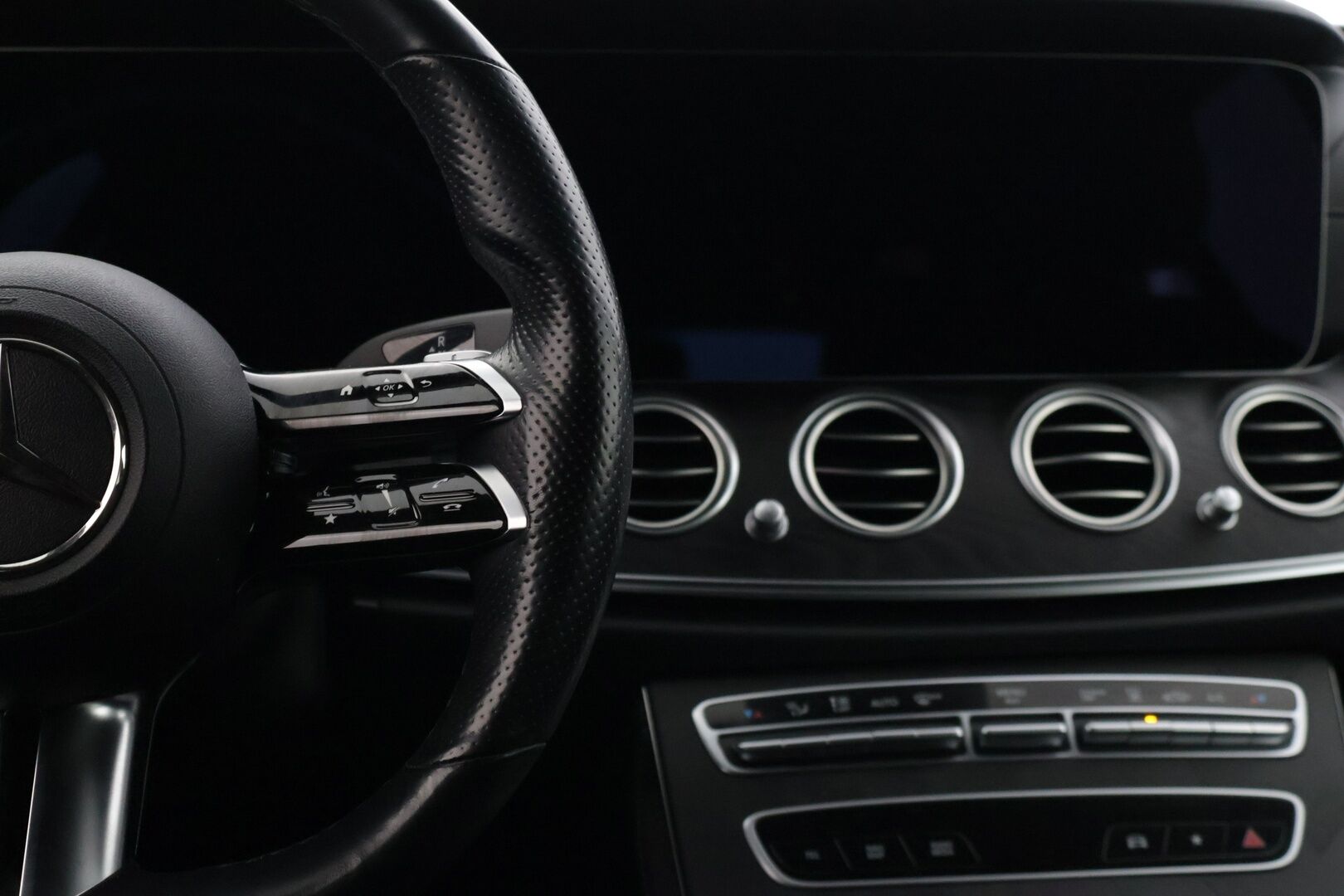 MERCEDES-BENZ E 2021 300 e T A AMG Edition EQ Power * Distronic+ / Koukku / Widescreen / Peruutuskamera / Puolinahat * - * Facelift / Näyttävä paketti kaksilla renkailla ja vanteilla! *