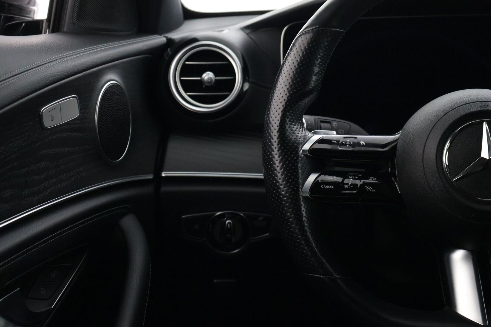 MERCEDES-BENZ E 2021 300 e T A AMG Edition EQ Power * Distronic+ / Koukku / Widescreen / Peruutuskamera / Puolinahat * - * Facelift / Näyttävä paketti kaksilla renkailla ja vanteilla! *