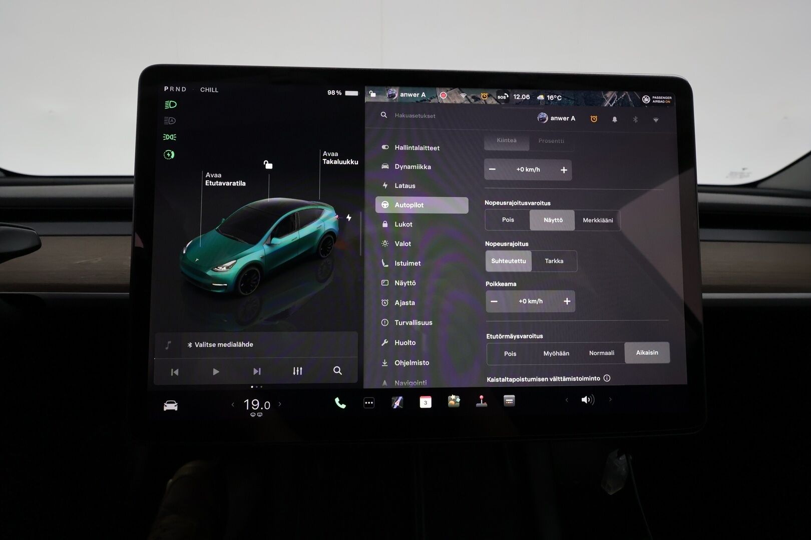 TESLA MODEL Y 2023 Performance **Lasikatto / Lämpöpumppu / Koukku / Adapt.Vakkari / Matrix-LED / P.Kamera / Muistipenkki / Premium Audio** - 3,99 % KORKOTARJOUS TÄHÄN AUTOON - Akku kuntotarkistettu!