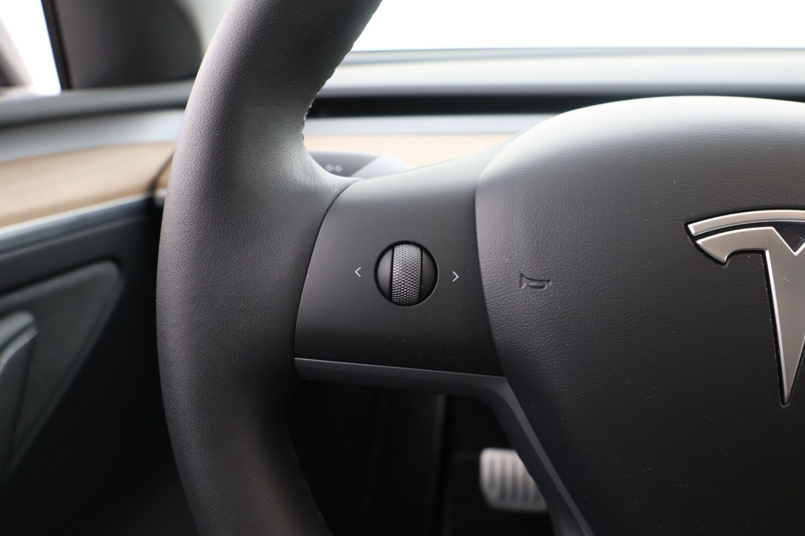 TESLA MODEL Y 2023 Performance / ALV / Vetokoukku / Autopilot / Premium Audio / Lämpöpumppu / Musta Nahkasisusta / Lasikatto / - 3,99 % KORKOTARJOUS TÄHÄN AUTOON - 