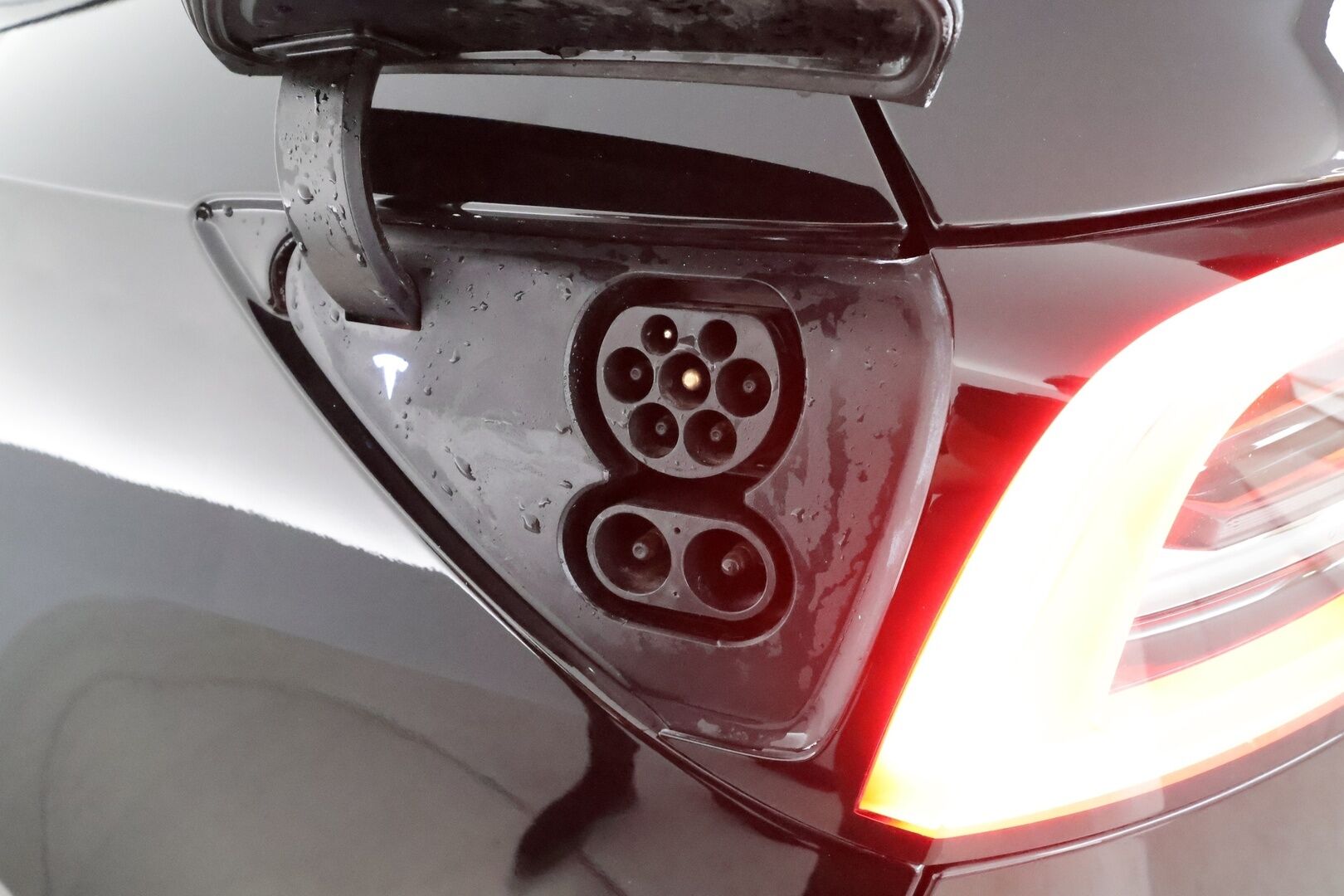 TESLA MODEL Y 2023 Performance **Lasikatto / Lämpöpumppu / Koukku / Adapt.Vakkari / Matrix-LED / P.Kamera / Muistipenkki / Premium Audio** - 3,99 % KORKOTARJOUS TÄHÄN AUTOON - Akku kuntotarkistettu!