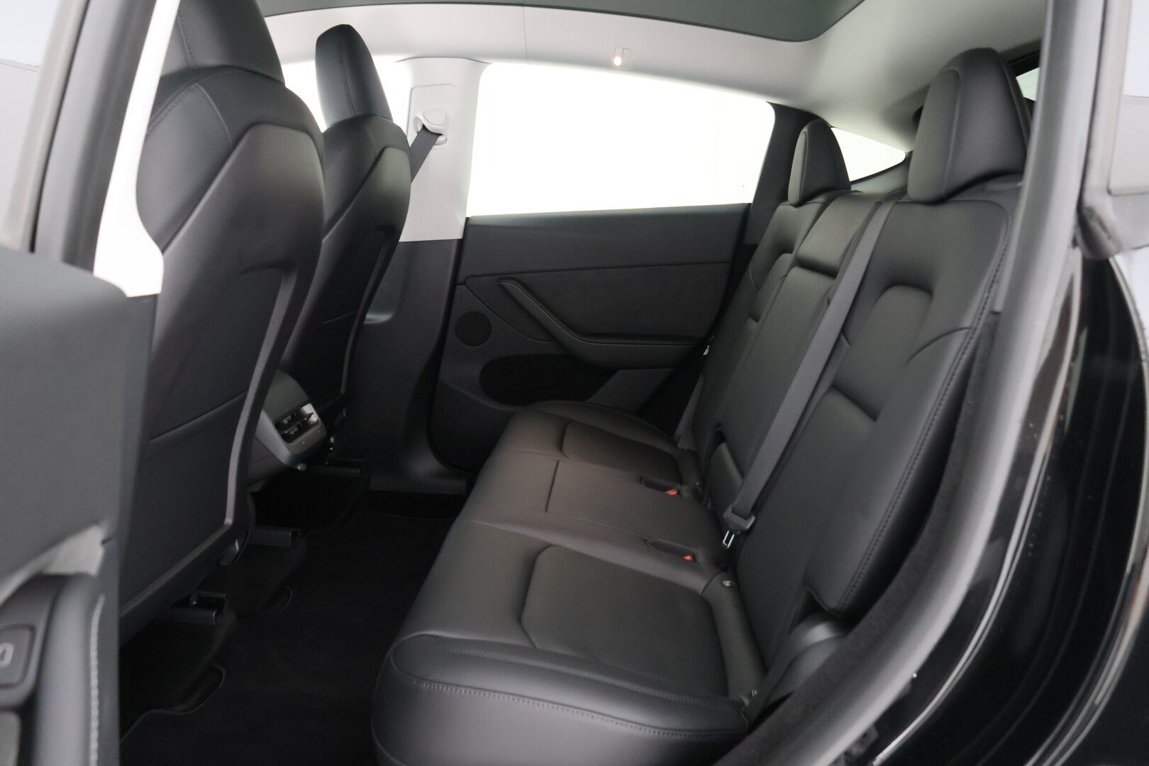 TESLA MODEL Y 2023 Performance / ALV / Vetokoukku / Autopilot / Premium Audio / Lämpöpumppu / Musta Nahkasisusta / Lasikatto / - 3,99 % KORKOTARJOUS TÄHÄN AUTOON - 