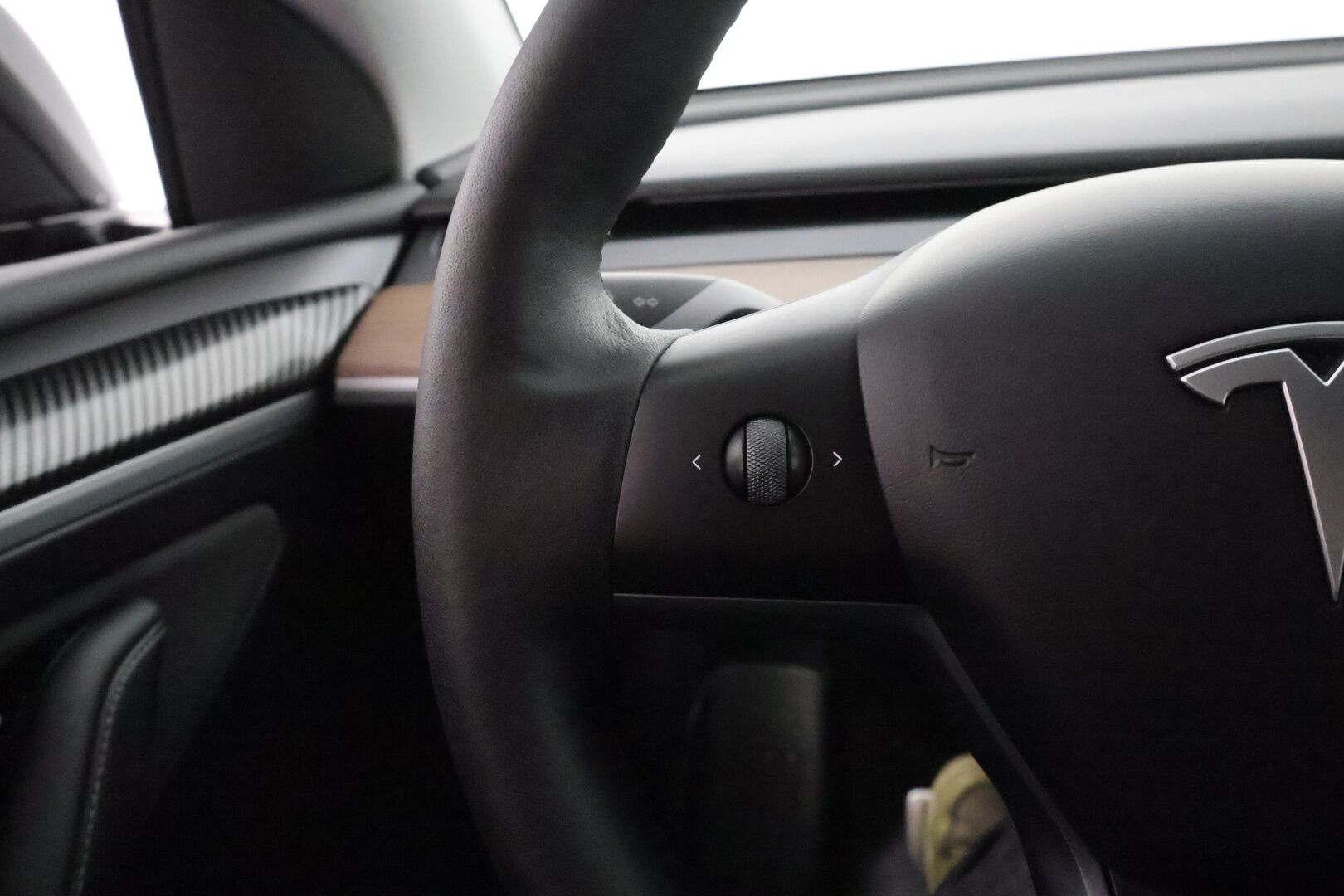 TESLA MODEL Y 2023 Performance **Lasikatto / Lämpöpumppu / Koukku / Adapt.Vakkari / Matrix-LED / P.Kamera / Muistipenkki / Premium Audio** - 3,99 % KORKOTARJOUS TÄHÄN AUTOON - Akku kuntotarkistettu!
