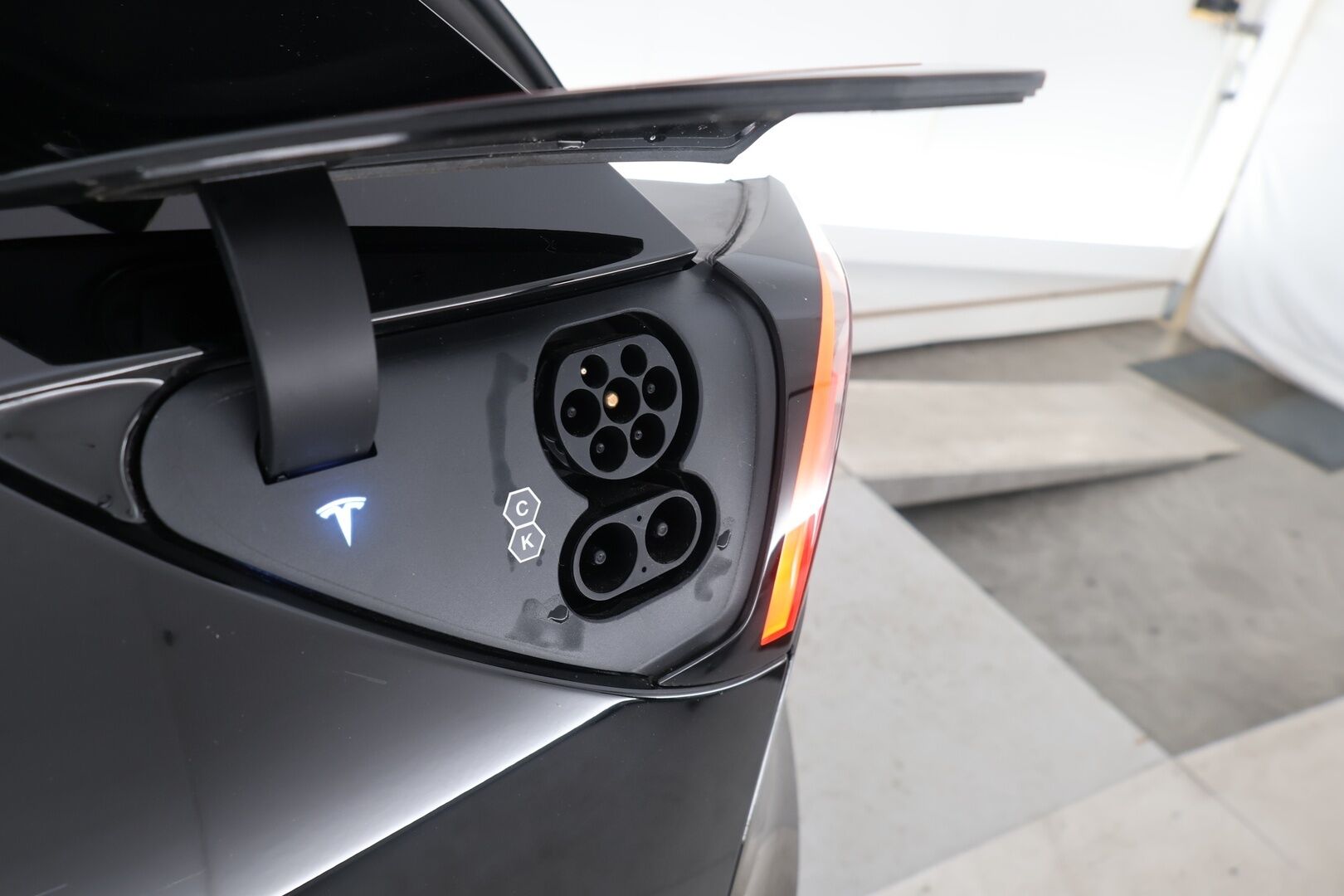 TESLA MODEL Y 2023 Performance / ALV / Vetokoukku / Autopilot / Premium Audio / Lämpöpumppu / Musta Nahkasisusta / Lasikatto / - 3,99 % KORKOTARJOUS TÄHÄN AUTOON - 