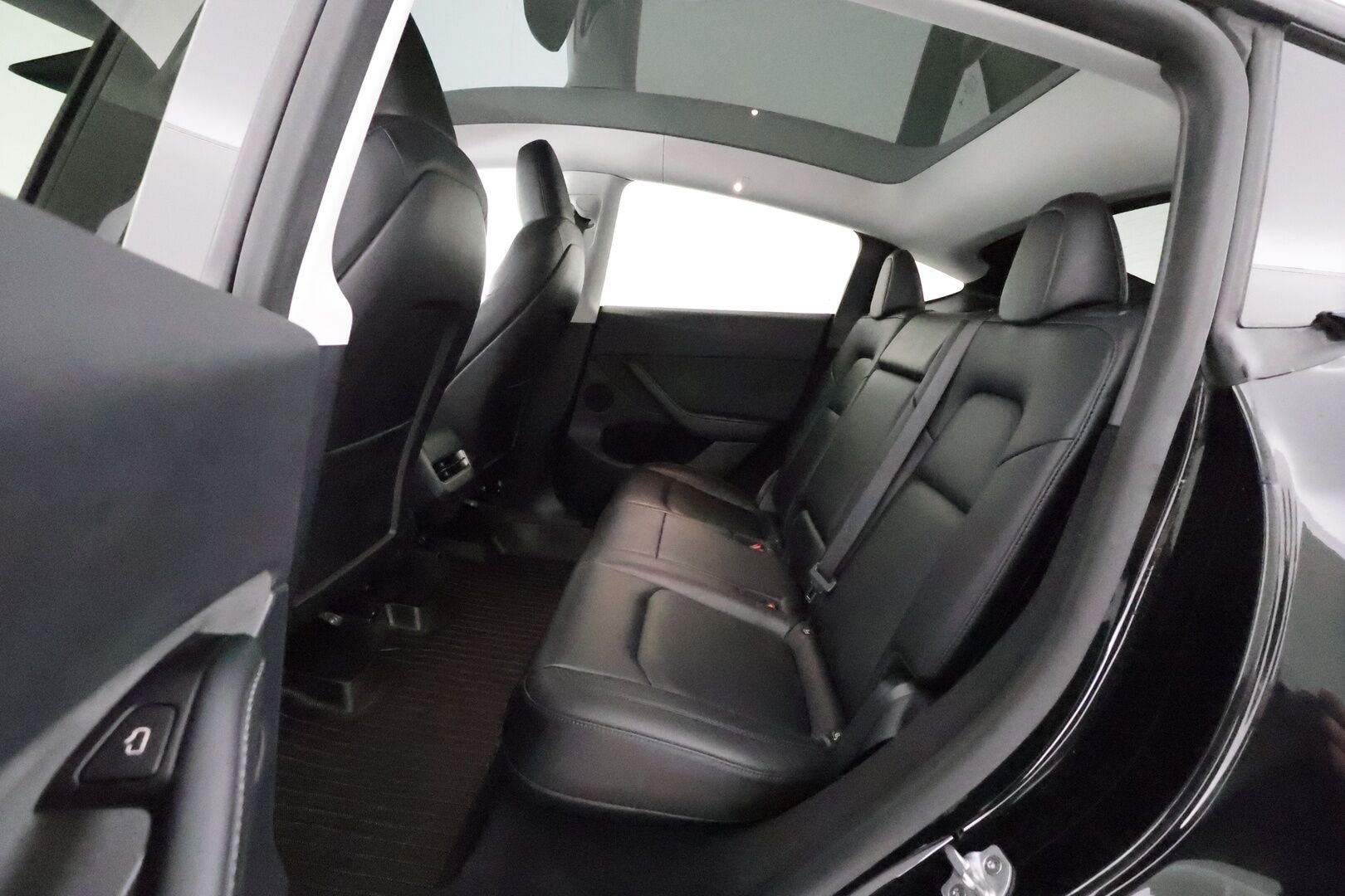 TESLA MODEL Y 2023 Performance **Lasikatto / Lämpöpumppu / Koukku / Adapt.Vakkari / Matrix-LED / P.Kamera / Muistipenkki / Premium Audio** - 3,99 % KORKOTARJOUS TÄHÄN AUTOON - Akku kuntotarkistettu!