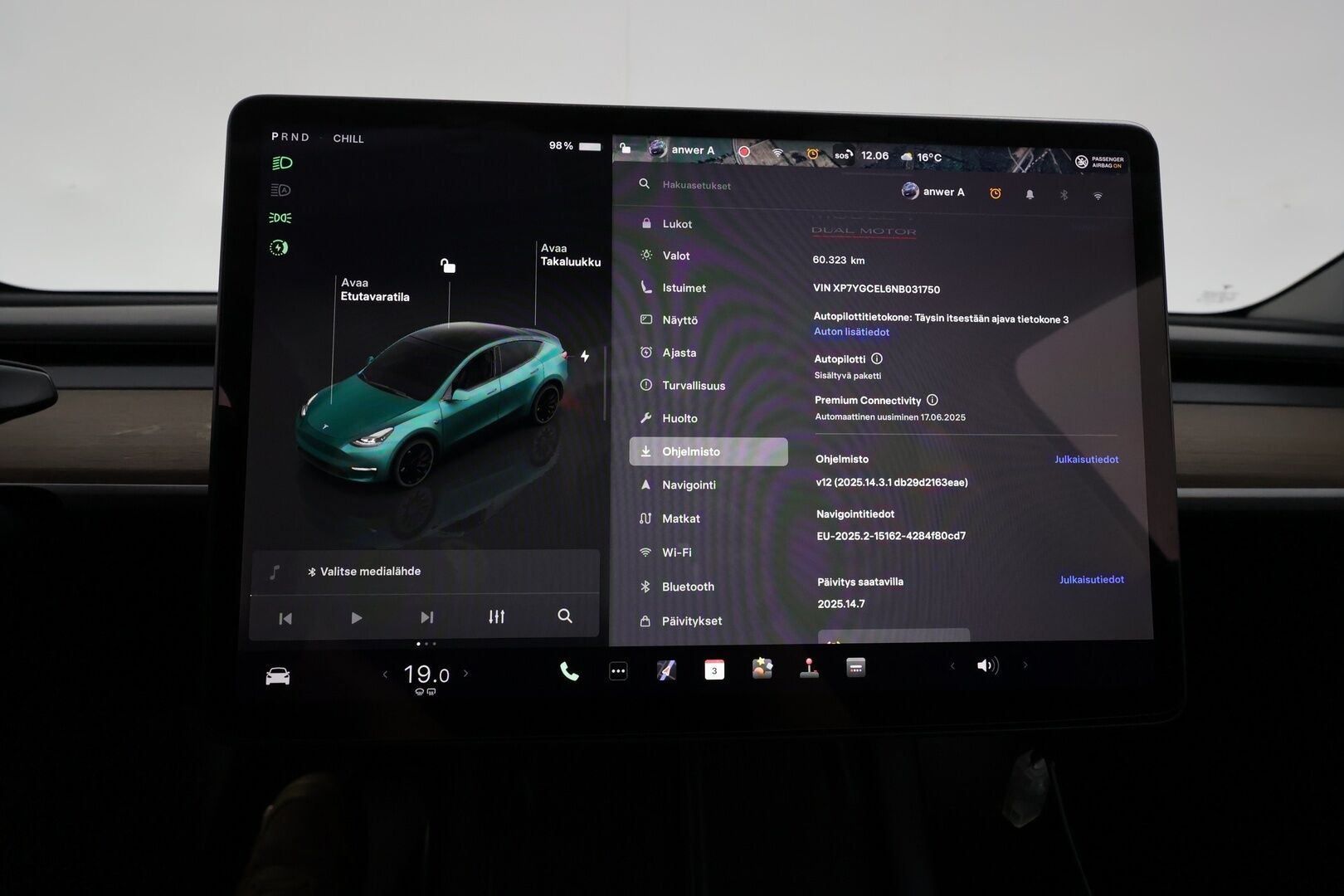 TESLA MODEL Y 2023 Performance **Lasikatto / Lämpöpumppu / Koukku / Adapt.Vakkari / Matrix-LED / P.Kamera / Muistipenkki / Premium Audio** - 3,99 % KORKOTARJOUS TÄHÄN AUTOON - Akku kuntotarkistettu!