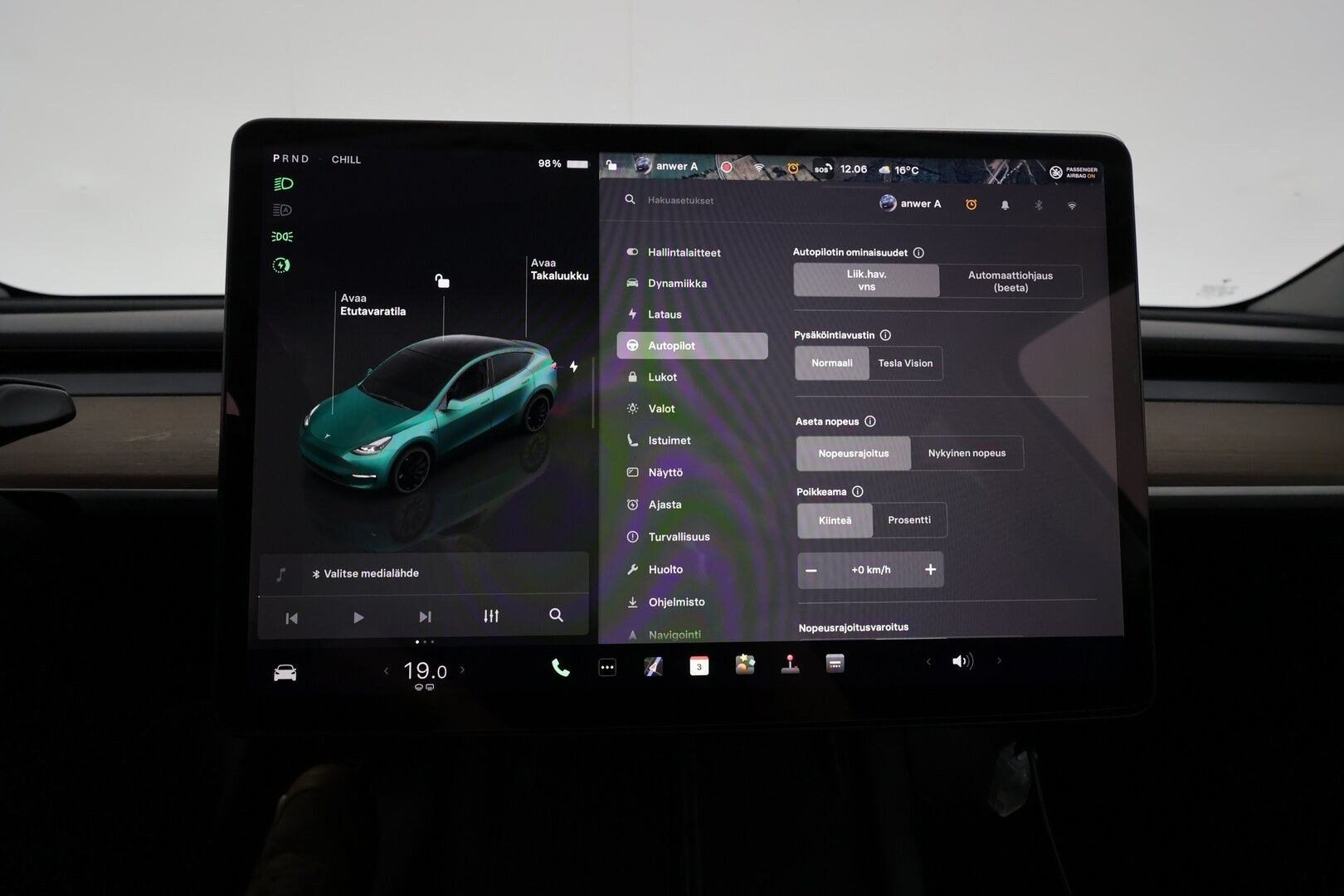 TESLA MODEL Y 2023 Performance **Lasikatto / Lämpöpumppu / Koukku / Adapt.Vakkari / Matrix-LED / P.Kamera / Muistipenkki / Premium Audio** - 3,99 % KORKOTARJOUS TÄHÄN AUTOON - Akku kuntotarkistettu!
