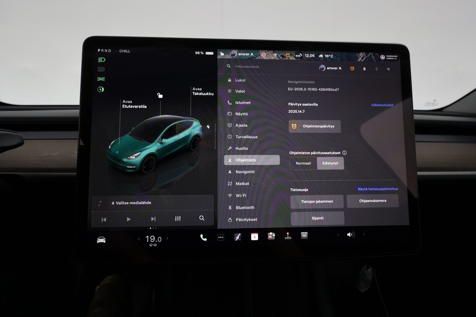 TESLA MODEL Y 2023 Performance **Lasikatto / Lämpöpumppu / Koukku / Adapt.Vakkari / Matrix-LED / P.Kamera / Muistipenkki / Premium Audio** - 3,99 % KORKOTARJOUS TÄHÄN AUTOON - Akku kuntotarkistettu!
