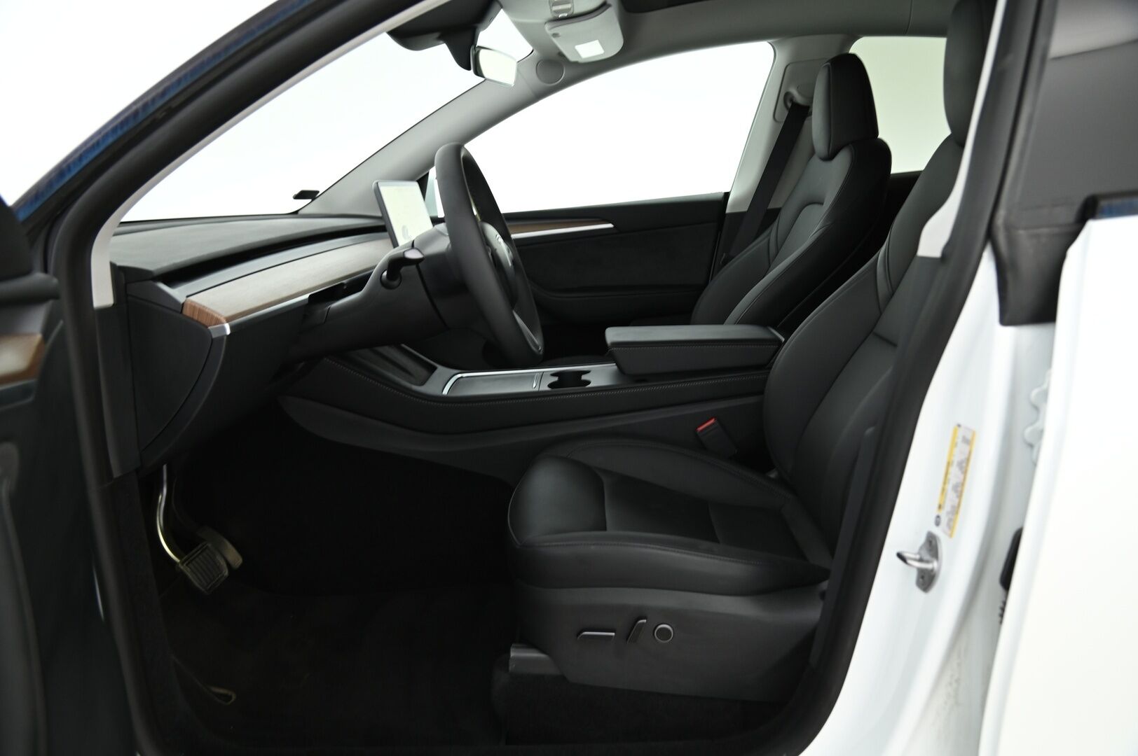 Tesla Model Y 2024 55KWh Standard Range *ACC / Lämpöpumppu / Amd Ryzen / Peruutuskamera* - 3,99 % KORKOTARJOUS TÄHÄN AUTOON - 31.5. ASTI! - Vähän ajettu / Kattokaiteet / Super siisti!