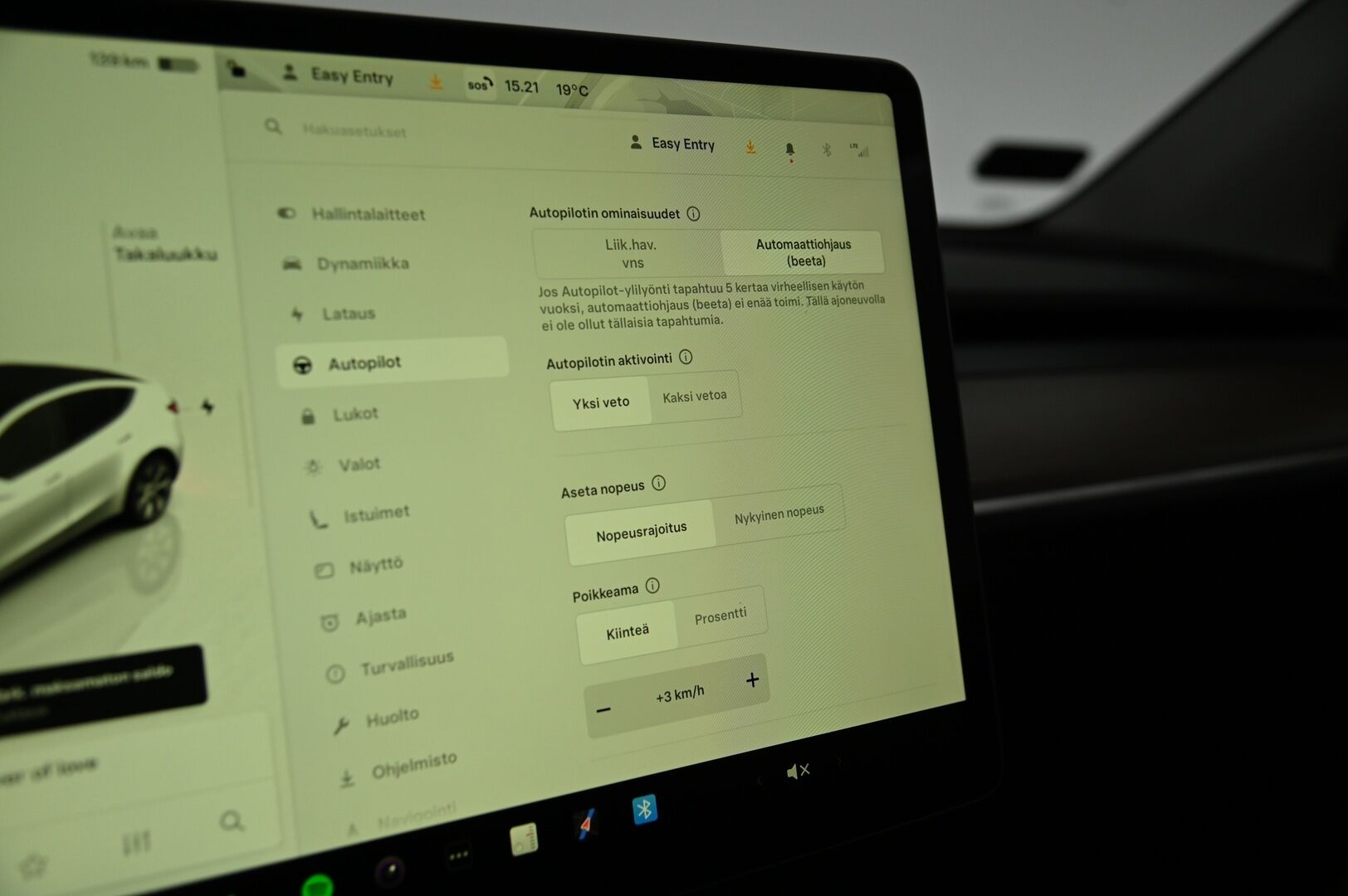 Tesla Model Y 2024 55KWh Standard Range *ACC / Lämpöpumppu / Amd Ryzen / Peruutuskamera* - 3,99 % KORKOTARJOUS TÄHÄN AUTOON - 31.5. ASTI! - Vähän ajettu / Kattokaiteet / Super siisti!