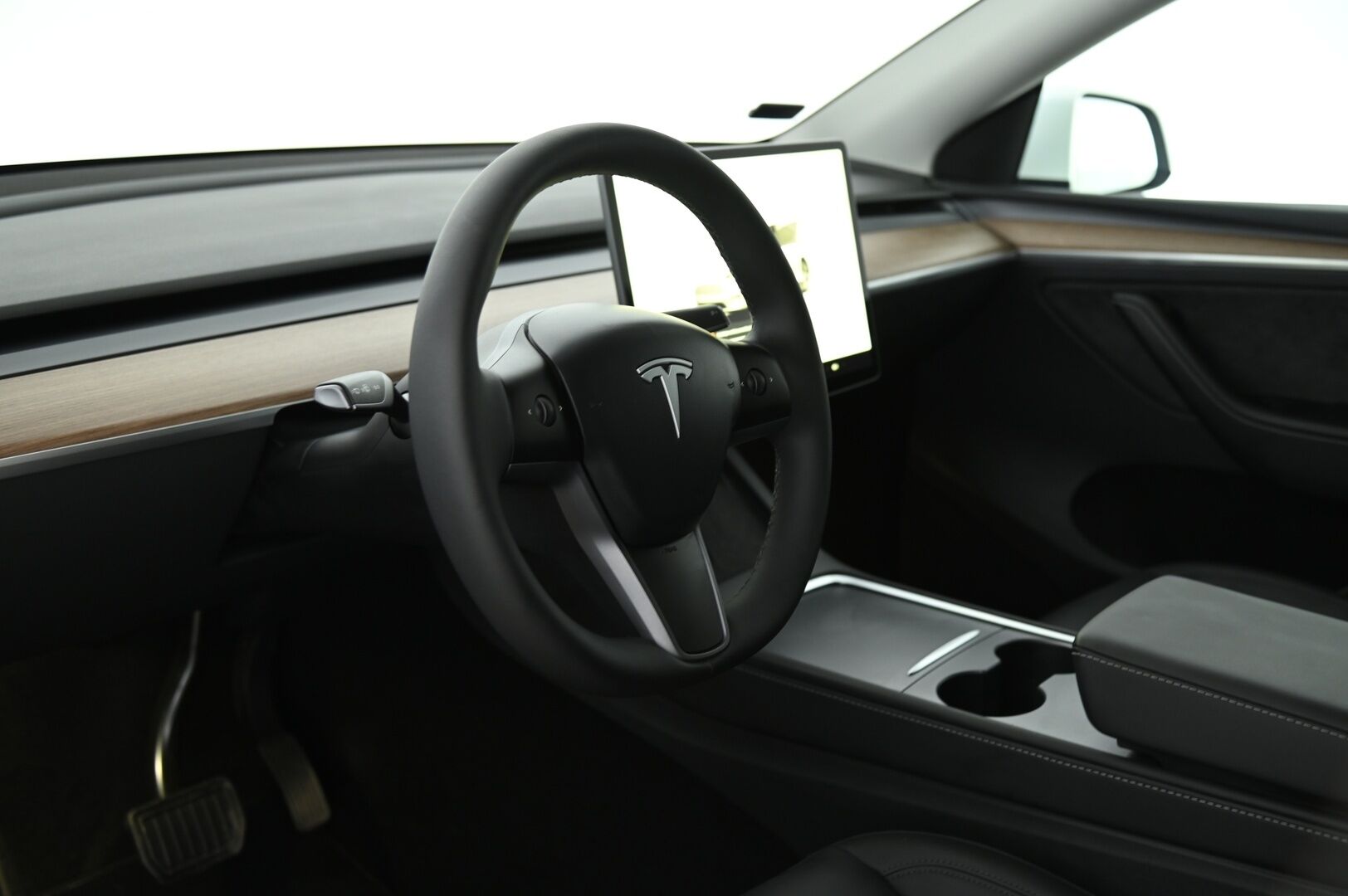 Tesla Model Y 2024 55KWh Standard Range *ACC / Lämpöpumppu / Amd Ryzen / Peruutuskamera* - 3,99 % KORKOTARJOUS TÄHÄN AUTOON - 31.5. ASTI! - Vähän ajettu / Kattokaiteet / Super siisti!