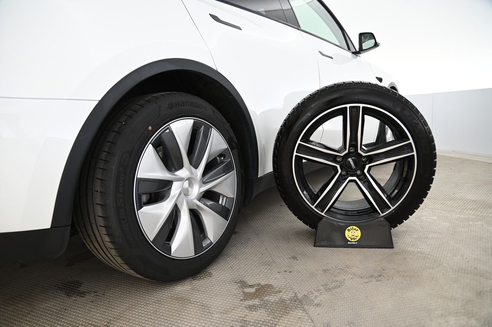 Tesla Model Y 2024 55KWh Standard Range *ACC / Lämpöpumppu / Amd Ryzen / Peruutuskamera* - 3,99 % KORKOTARJOUS TÄHÄN AUTOON - 31.5. ASTI! - Vähän ajettu / Kattokaiteet / Super siisti!