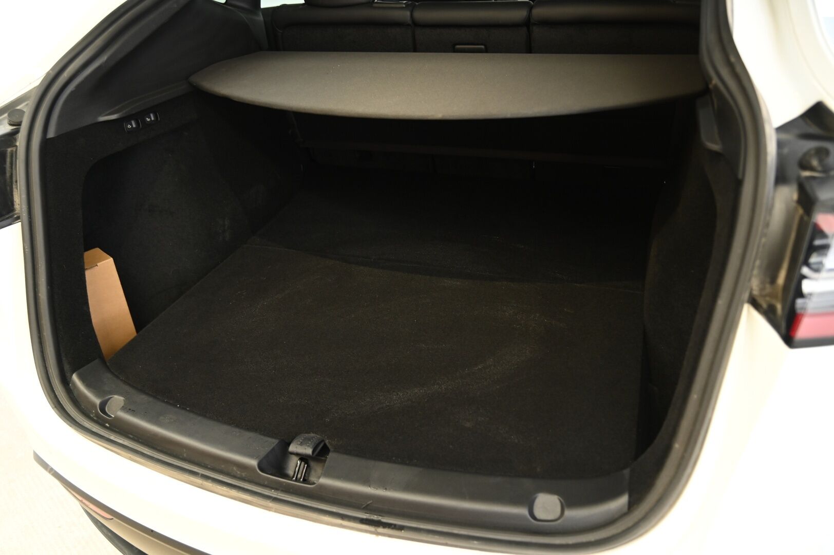 Tesla Model Y 2024 55KWh Standard Range *ACC / Lämpöpumppu / Amd Ryzen / Peruutuskamera* - 3,99 % KORKOTARJOUS TÄHÄN AUTOON - 31.5. ASTI! - Vähän ajettu / Kattokaiteet / Super siisti!