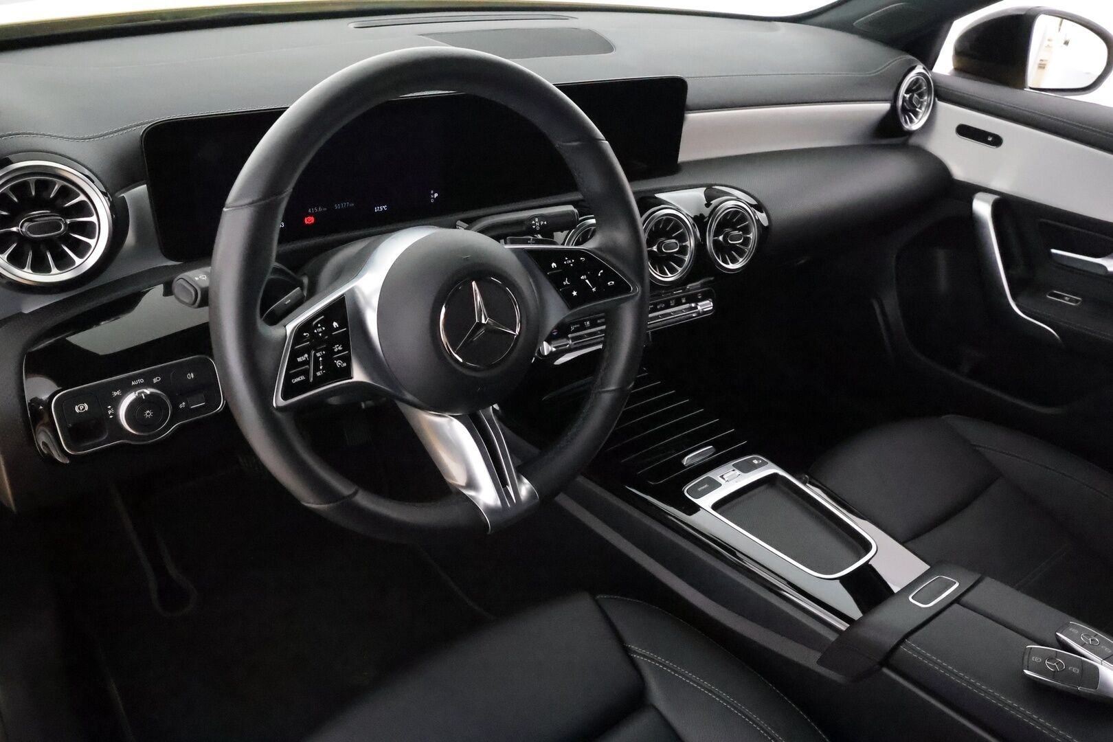 Mercedes-Benz A 2023 250 e A Progressive ** Facelift / Distronic plus / Multibeam LED / P.kamera / Nahkasisusta / Keyless / Navi - * Näyttävä Facelift seuraavalle! Akku kuntotarkastettu SOH 98%, merkkirenkaat ja seuraava huolto vasta 4/26! *