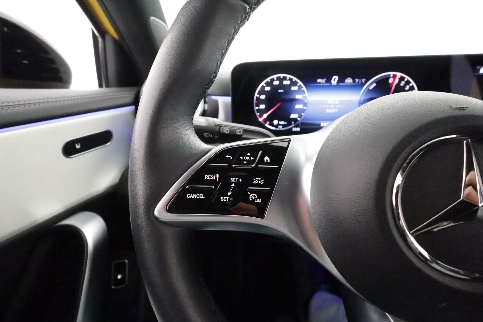 Mercedes-Benz A 2023 250 e A Progressive ** Facelift / Distronic plus / Multibeam LED / P.kamera / Nahkasisusta / Keyless / Navi - * Näyttävä Facelift seuraavalle! Akku kuntotarkastettu SOH 98%, merkkirenkaat ja seuraava huolto vasta 4/26! *