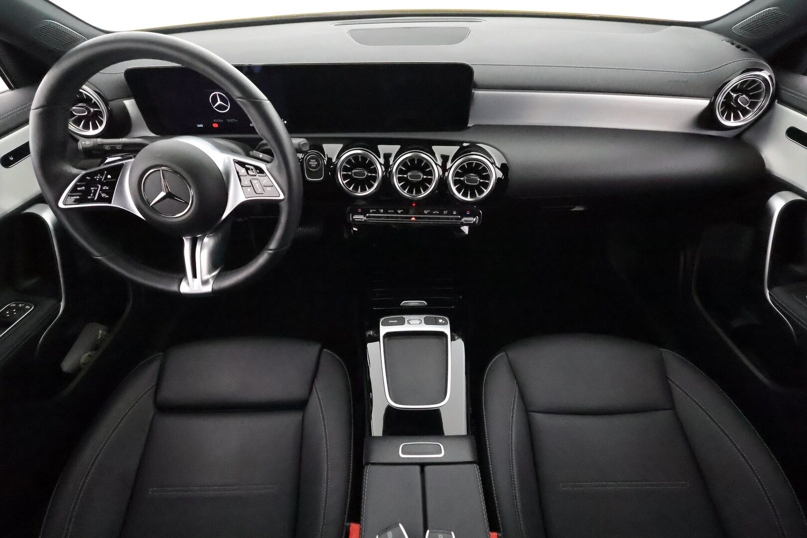 Mercedes-Benz A 2023 250 e A Progressive ** Facelift / Distronic plus / Multibeam LED / P.kamera / Nahkasisusta / Keyless / Navi - * Näyttävä Facelift seuraavalle! Akku kuntotarkastettu SOH 98%, merkkirenkaat ja seuraava huolto vasta 4/26! *