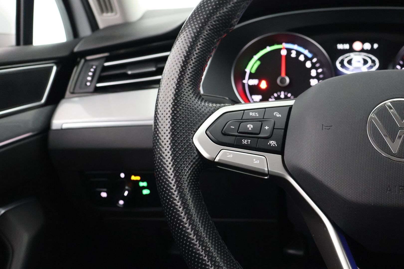 Volkswagen Passat 2021 Variant GTE Plug-In Hybrid 160 kW DSG-automaatti - Matrix-LED | Webasto | ACC | ErgoComfort | Taittuva koukku | P. Kamera | Alcantara | Juuri saapunut! 