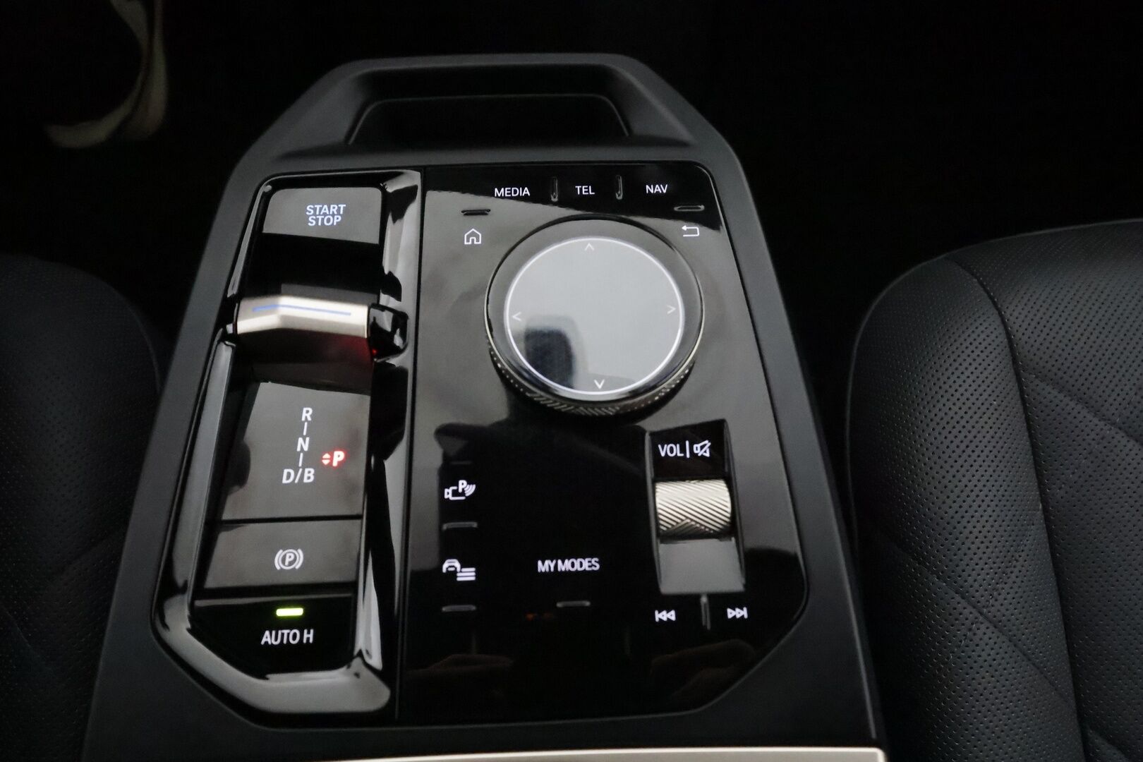 BMW iX 2023 xDrive40 **HUD / H&K / Laser LED / Lasikatto / 360-kamera / Sähköpenkit / Koukku** - 2,99 % KORKOTARJOUS TÄHÄN AUTOON - Akku kuntotarkastettu