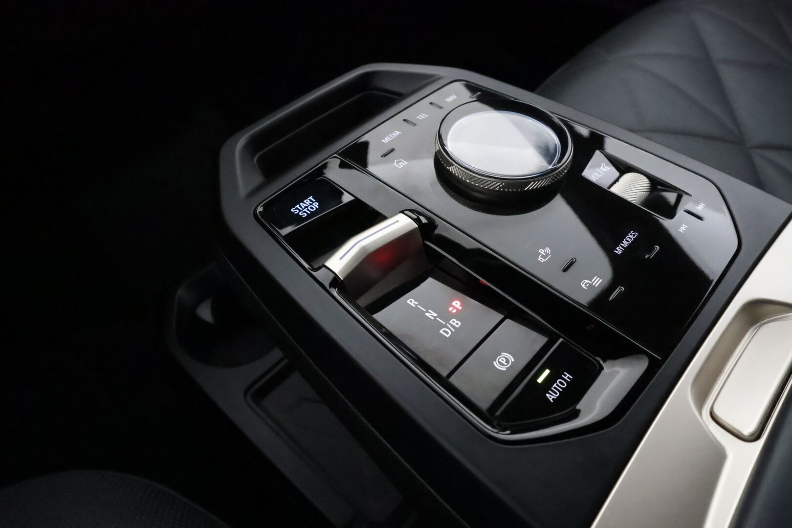 BMW iX 2023 xDrive40 **HUD / H&K / Laser LED / Lasikatto / 360-kamera / Sähköpenkit / Koukku** - 2,99 % KORKOTARJOUS TÄHÄN AUTOON - Akku kuntotarkastettu