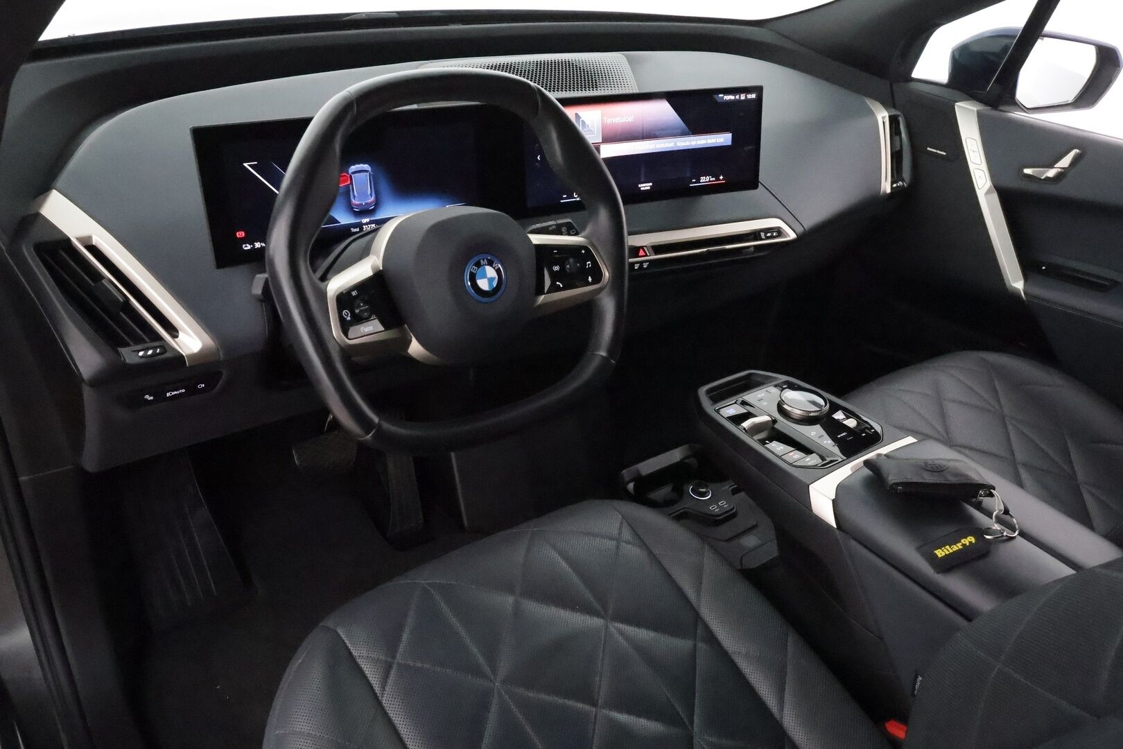 BMW iX 2023 xDrive40 **HUD / H&K / Laser LED / Lasikatto / 360-kamera / Sähköpenkit / Koukku** - 2,99 % KORKOTARJOUS TÄHÄN AUTOON - Akku kuntotarkastettu