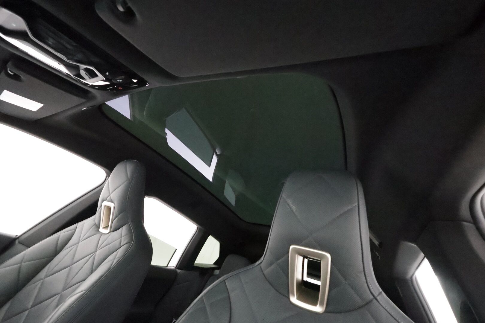 BMW iX 2023 xDrive40 **HUD / H&K / Laser LED / Lasikatto / 360-kamera / Sähköpenkit / Koukku** - 2,99 % KORKOTARJOUS TÄHÄN AUTOON - Akku kuntotarkastettu