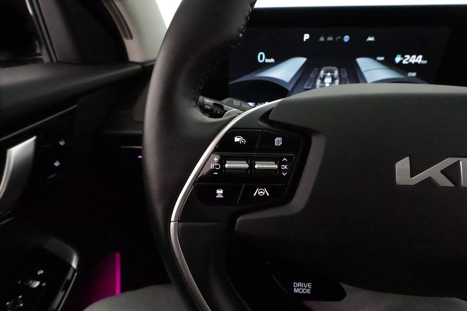 Kia EV6 2022 AWD 77 kWh 325 hv *ACC / 360° / Ilmastoidut nahat / Muistipenkki / Koukku / ILP / LED / Navi / KeylessGo* - Kahdet renkaat aluvanteilla / Merkkihuollettu