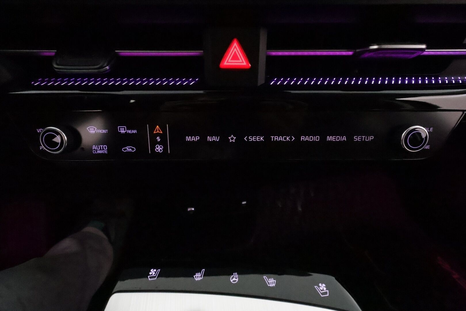 Kia EV6 2022 AWD 77 kWh 325 hv *ACC / 360° / Ilmastoidut nahat / Muistipenkki / Koukku / ILP / LED / Navi / KeylessGo* - Kahdet renkaat aluvanteilla / Merkkihuollettu