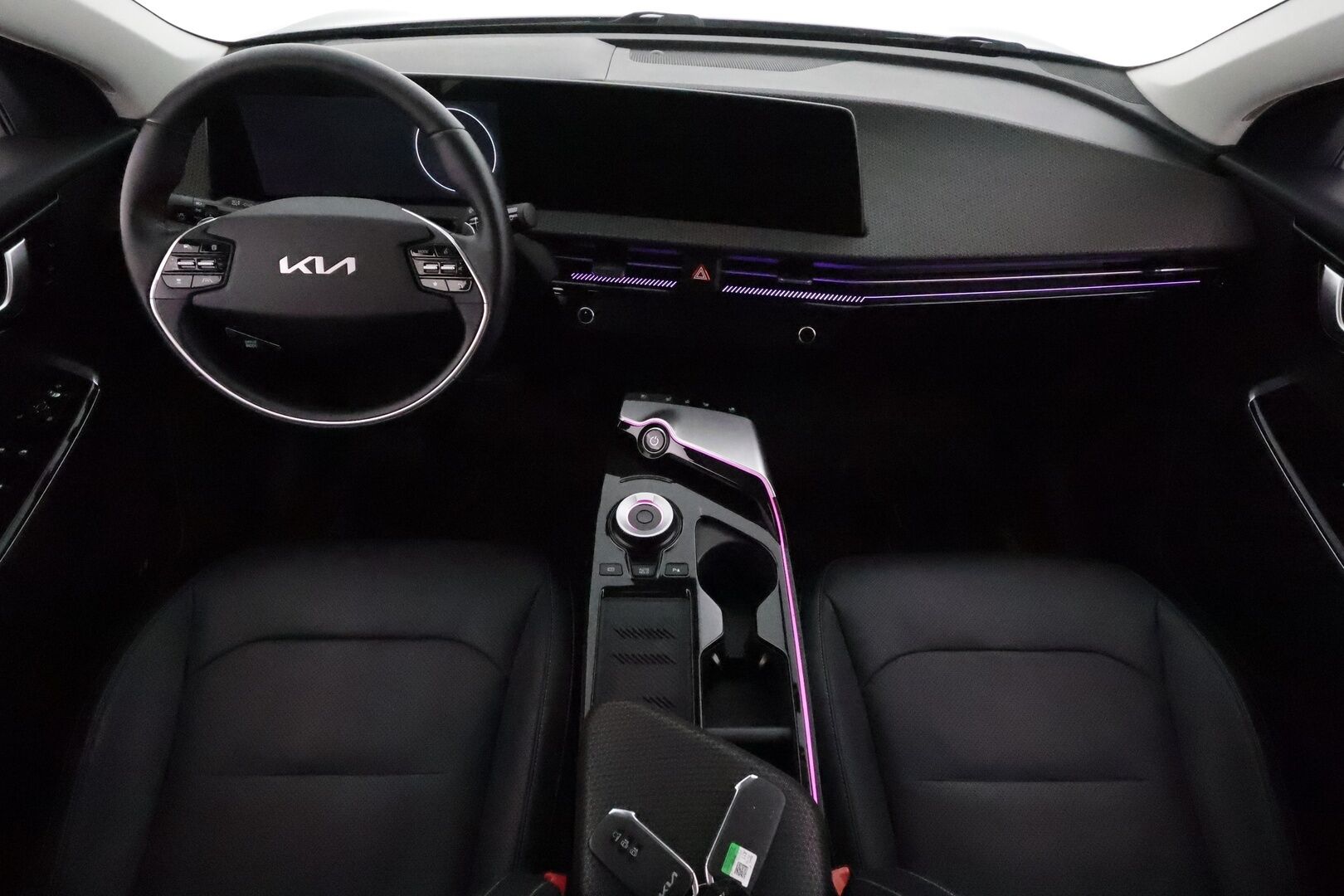 Kia EV6 2022 AWD 77 kWh 325 hv *ACC / 360° / Ilmastoidut nahat / Muistipenkki / Koukku / ILP / LED / Navi / KeylessGo* - Kahdet renkaat aluvanteilla / Merkkihuollettu