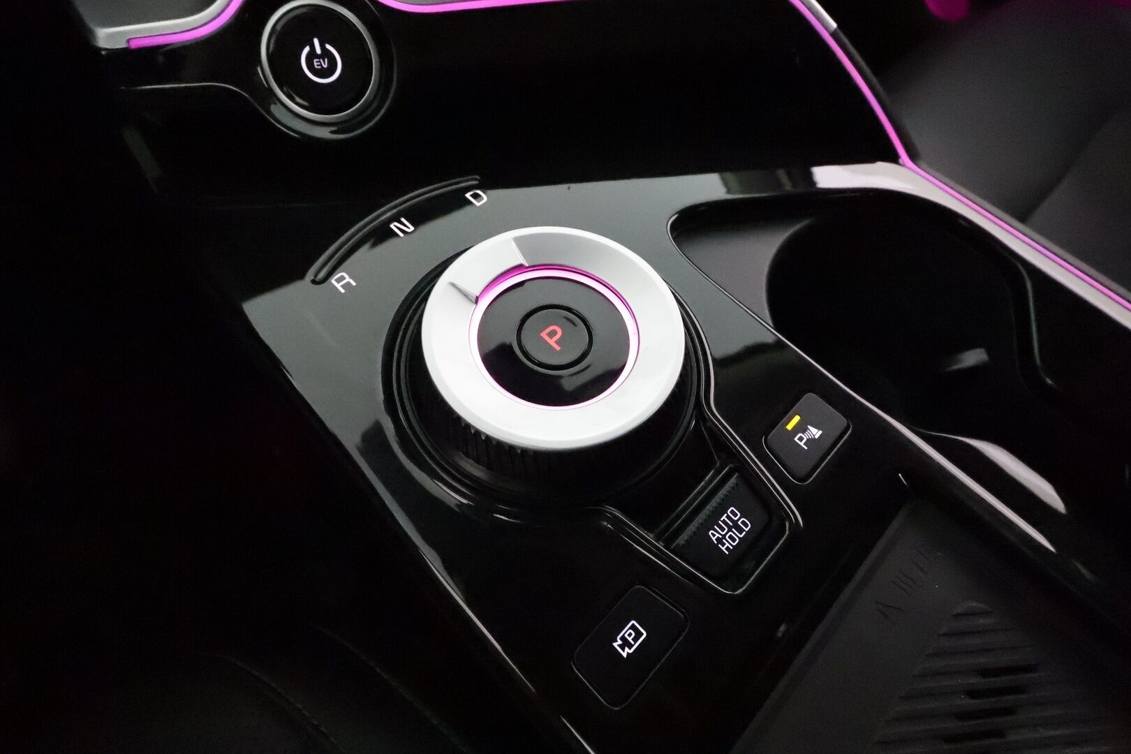 Kia EV6 2022 AWD 77 kWh 325 hv *ACC / 360° / Ilmastoidut nahat / Muistipenkki / Koukku / ILP / LED / Navi / KeylessGo* - Kahdet renkaat aluvanteilla / Merkkihuollettu