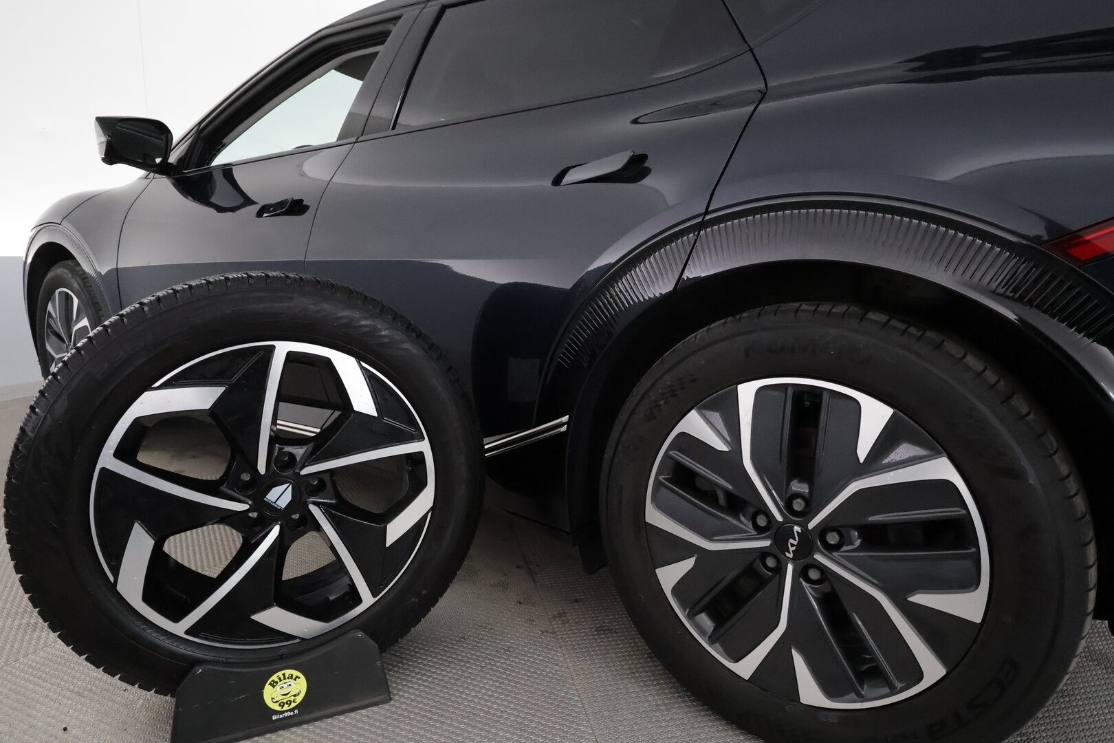 Kia EV6 2022 AWD 77 kWh 325 hv *ACC / 360° / Ilmastoidut nahat / Muistipenkki / Koukku / ILP / LED / Navi / KeylessGo* - Kahdet renkaat aluvanteilla / Merkkihuollettu