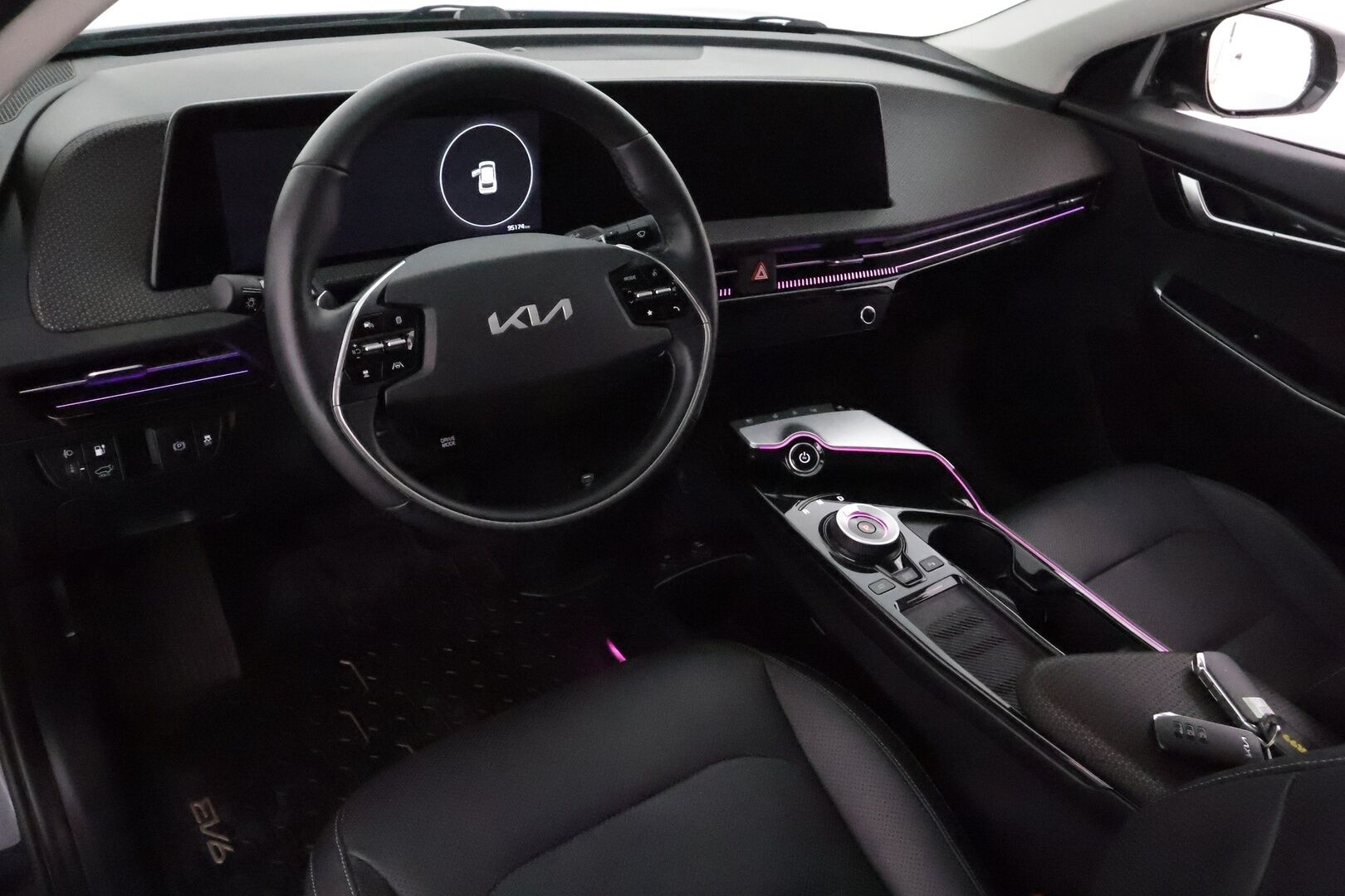 Kia EV6 2022 AWD 77 kWh 325 hv *ACC / 360° / Ilmastoidut nahat / Muistipenkki / Koukku / ILP / LED / Navi / KeylessGo* - Kahdet renkaat aluvanteilla / Merkkihuollettu