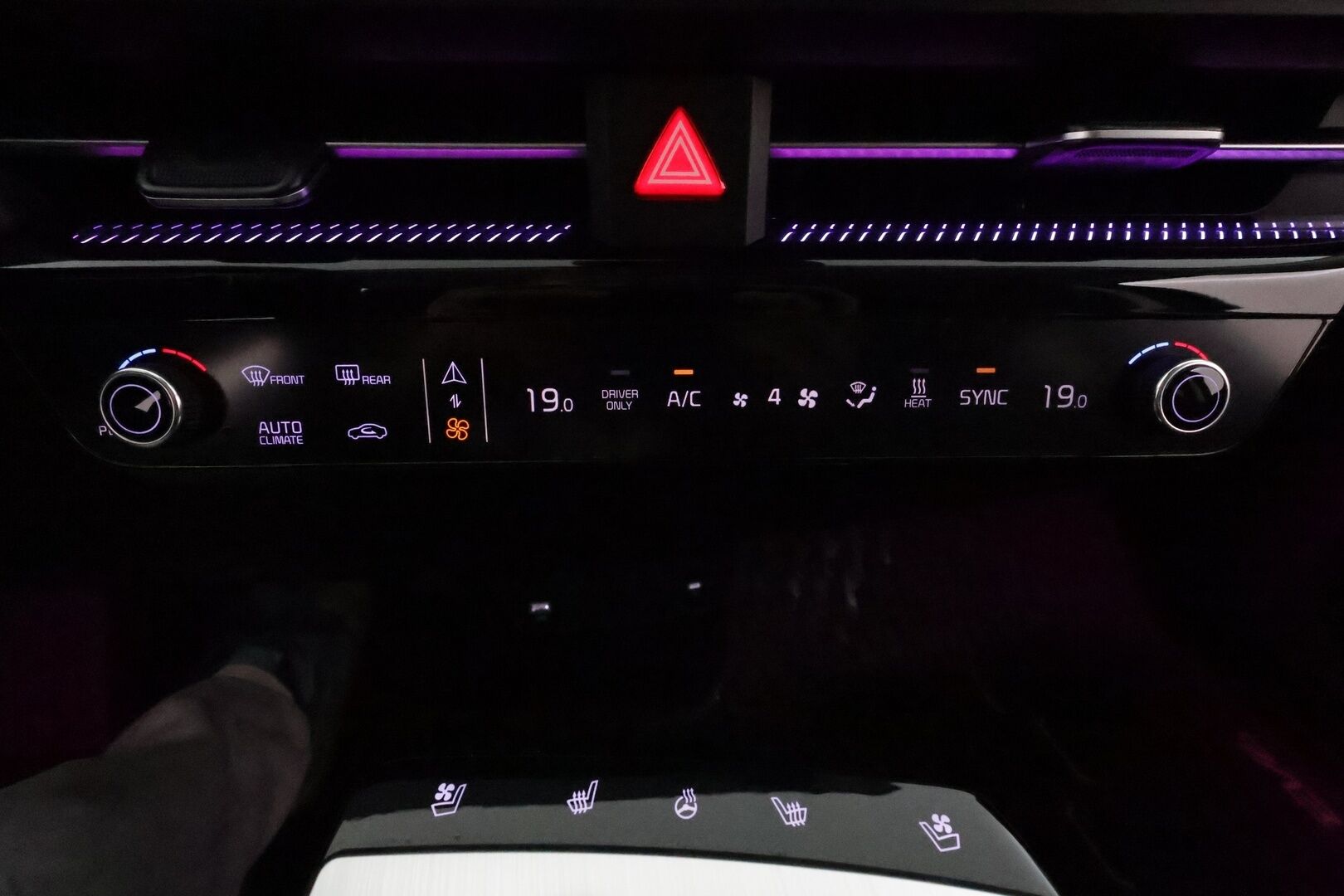 Kia EV6 2022 AWD 77 kWh 325 hv *ACC / 360° / Ilmastoidut nahat / Muistipenkki / Koukku / ILP / LED / Navi / KeylessGo* - Kahdet renkaat aluvanteilla / Merkkihuollettu