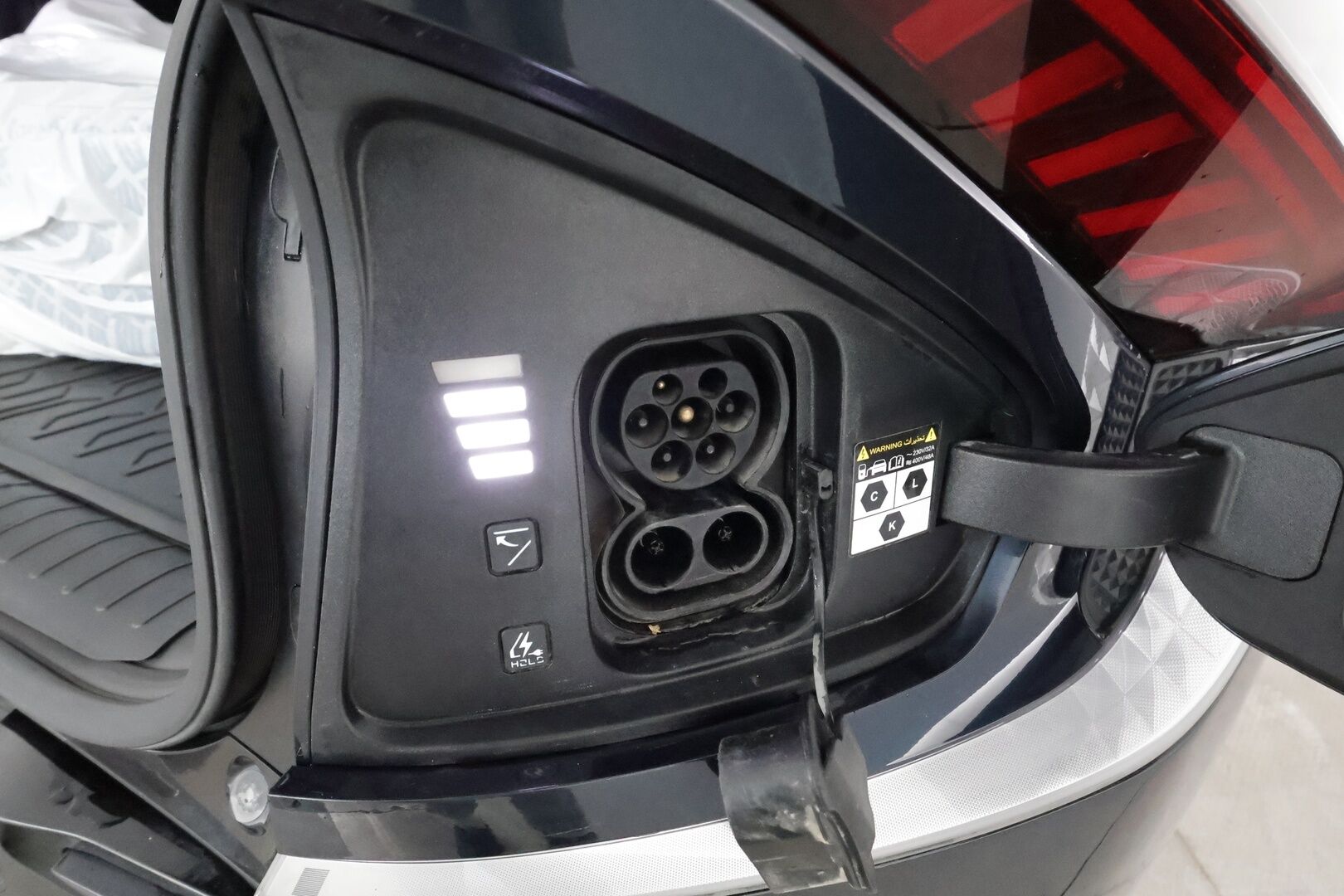 Kia EV6 2022 AWD 77 kWh 325 hv *ACC / 360° / Ilmastoidut nahat / Muistipenkki / Koukku / ILP / LED / Navi / KeylessGo* - Kahdet renkaat aluvanteilla / Merkkihuollettu