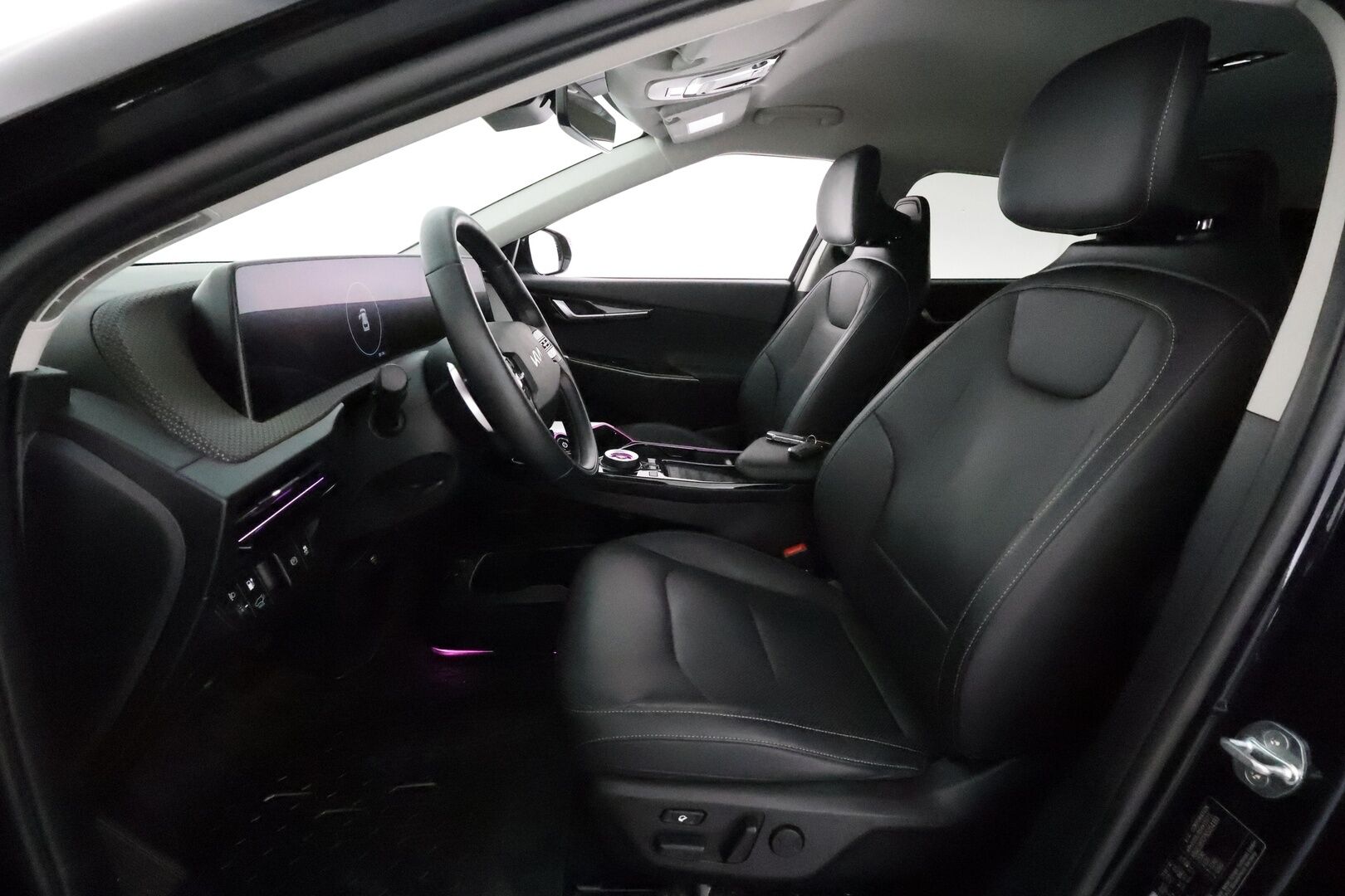 Kia EV6 2022 AWD 77 kWh 325 hv *ACC / 360° / Ilmastoidut nahat / Muistipenkki / Koukku / ILP / LED / Navi / KeylessGo* - Kahdet renkaat aluvanteilla / Merkkihuollettu