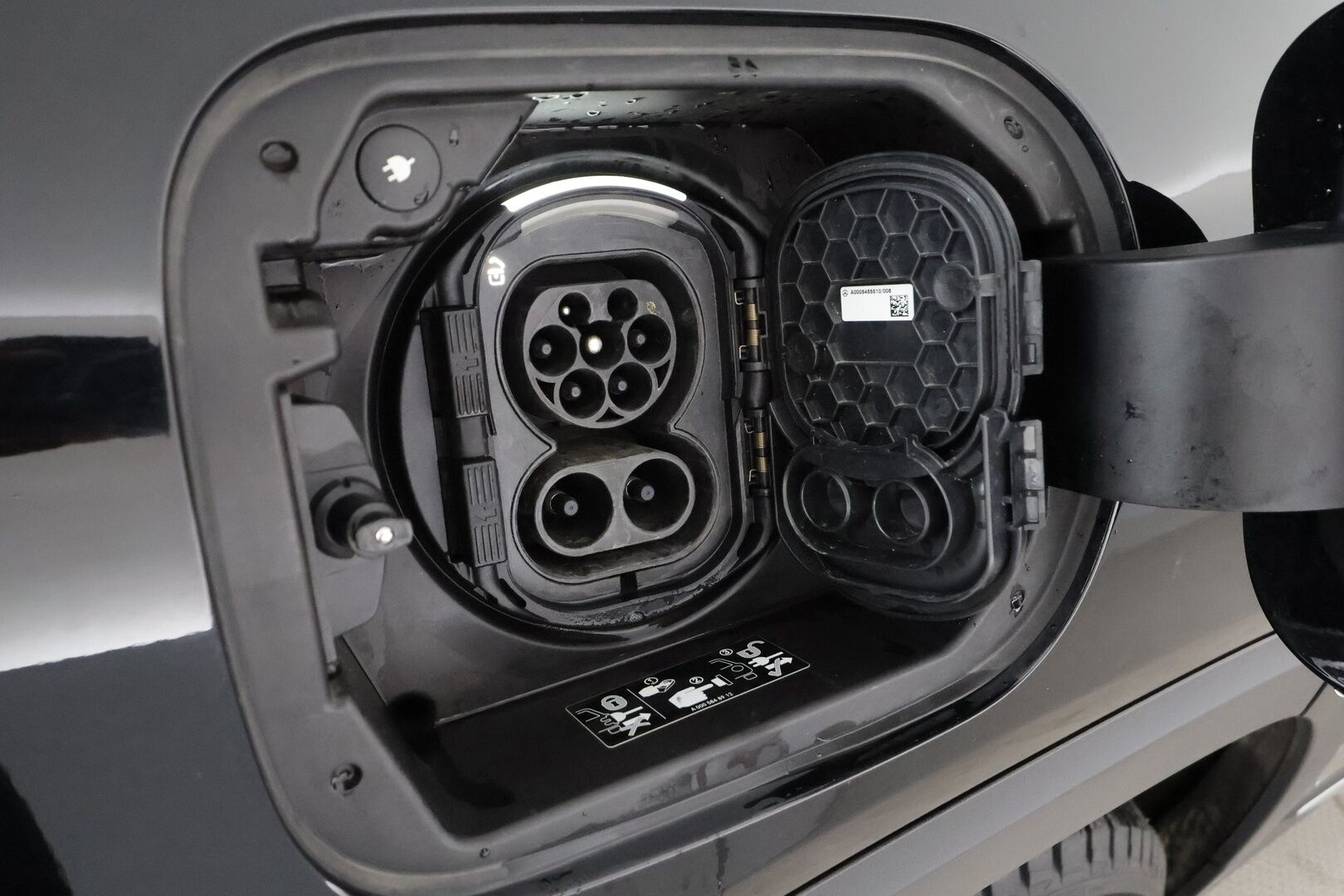 Mercedes-Benz EQB 2023 300 4MATIC Business 7-Paikkainen * DTR+Q / Peruutuskamera / Widescreen / Sporttipenkit / LED High Performance / Comand Navi - Harvinainen 7-Paikkainen / 2x Renkaat aluvantein! - HULLUT AVAJAISHULINAT KORKOTARJOUS 3,29 %