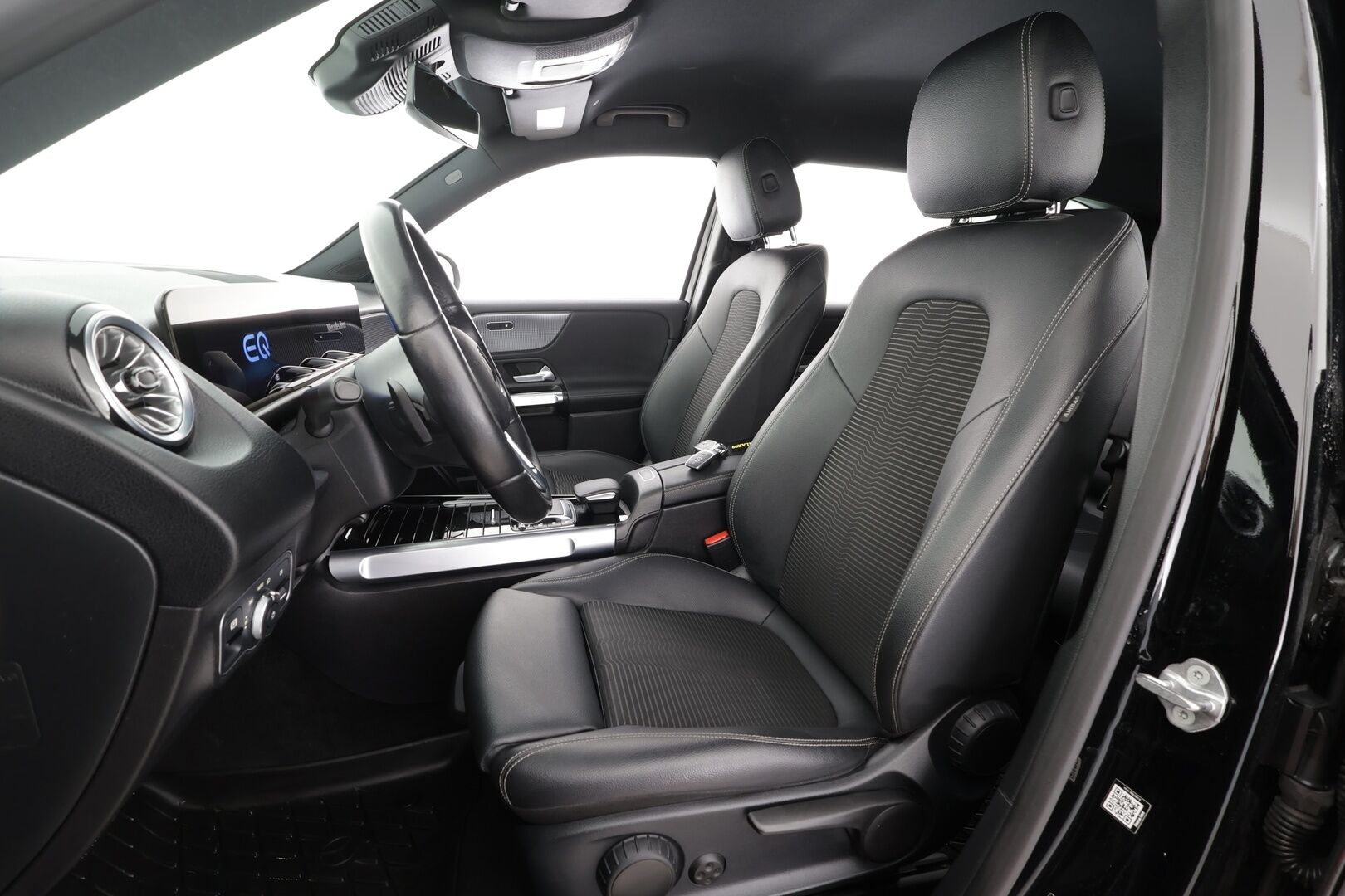 Mercedes-Benz EQB 2023 300 4MATIC Business 7-Paikkainen * DTR+Q / Peruutuskamera / Widescreen / Sporttipenkit / LED High Performance / Comand Navi - Harvinainen 7-Paikkainen / 2x Renkaat aluvantein!