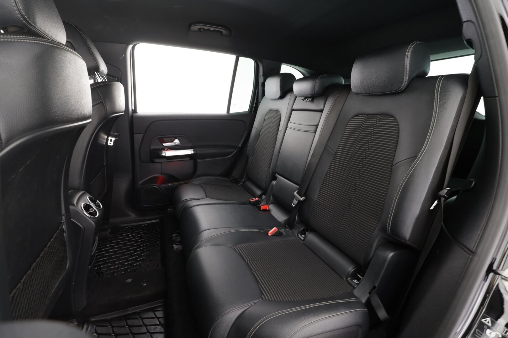 Mercedes-Benz EQB 2023 300 4MATIC Business 7-Paikkainen * DTR+Q / Peruutuskamera / Widescreen / Sporttipenkit / LED High Performance / Comand Navi - Harvinainen 7-Paikkainen / 2x Renkaat aluvantein!