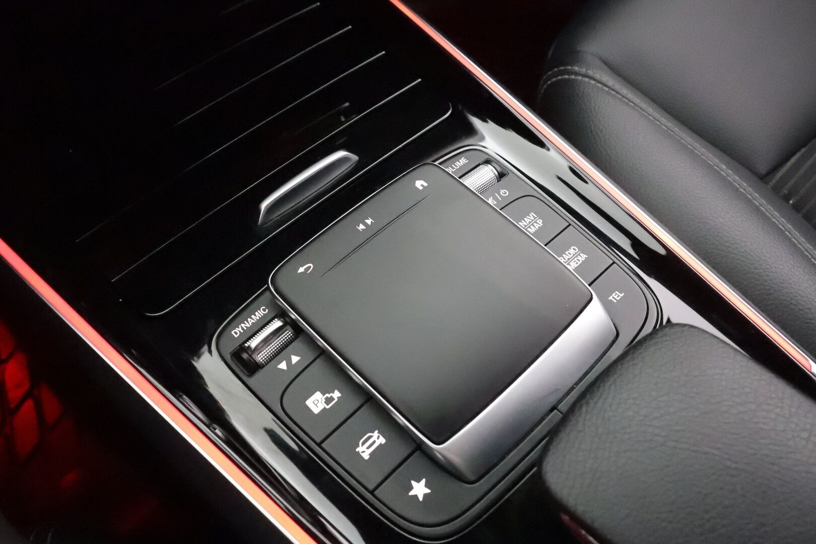 Mercedes-Benz EQB 2023 300 4MATIC Business 7-Paikkainen * DTR+Q / Peruutuskamera / Widescreen / Sporttipenkit / LED High Performance / Comand Navi - Harvinainen 7-Paikkainen / 2x Renkaat aluvantein! - HULLUT AVAJAISHULINAT KORKOTARJOUS 3,29 %