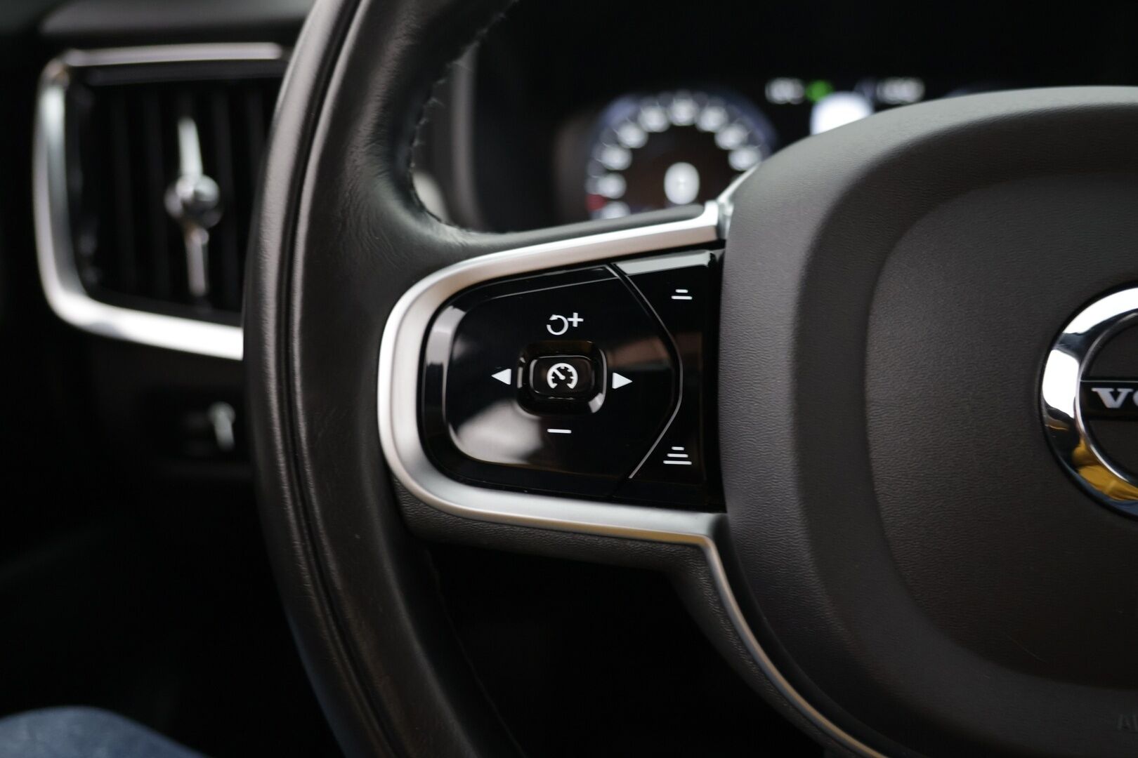 Volvo V90 2021 V90 T6 AWD Momentum Pro aut ** Webasto / VOC / H/K / Keyless / 360 / Nahat / Sähk. kontti - Merkkiliikkeen huoltokirja / Jakopää vaihdettu juuri