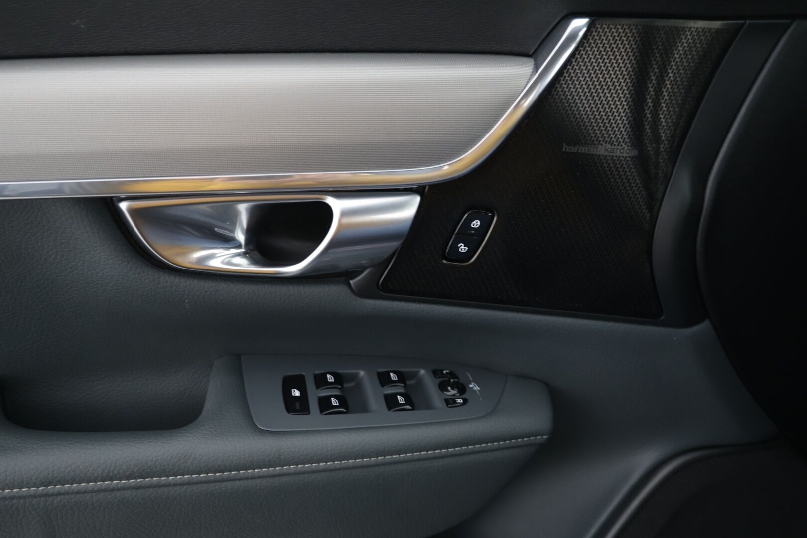 Volvo V90 2021 V90 T6 AWD Momentum Pro aut ** Webasto / VOC / H/K / Keyless / 360 / Nahat / Sähk. kontti - Merkkiliikkeen huoltokirja / Jakopää vaihdettu juuri