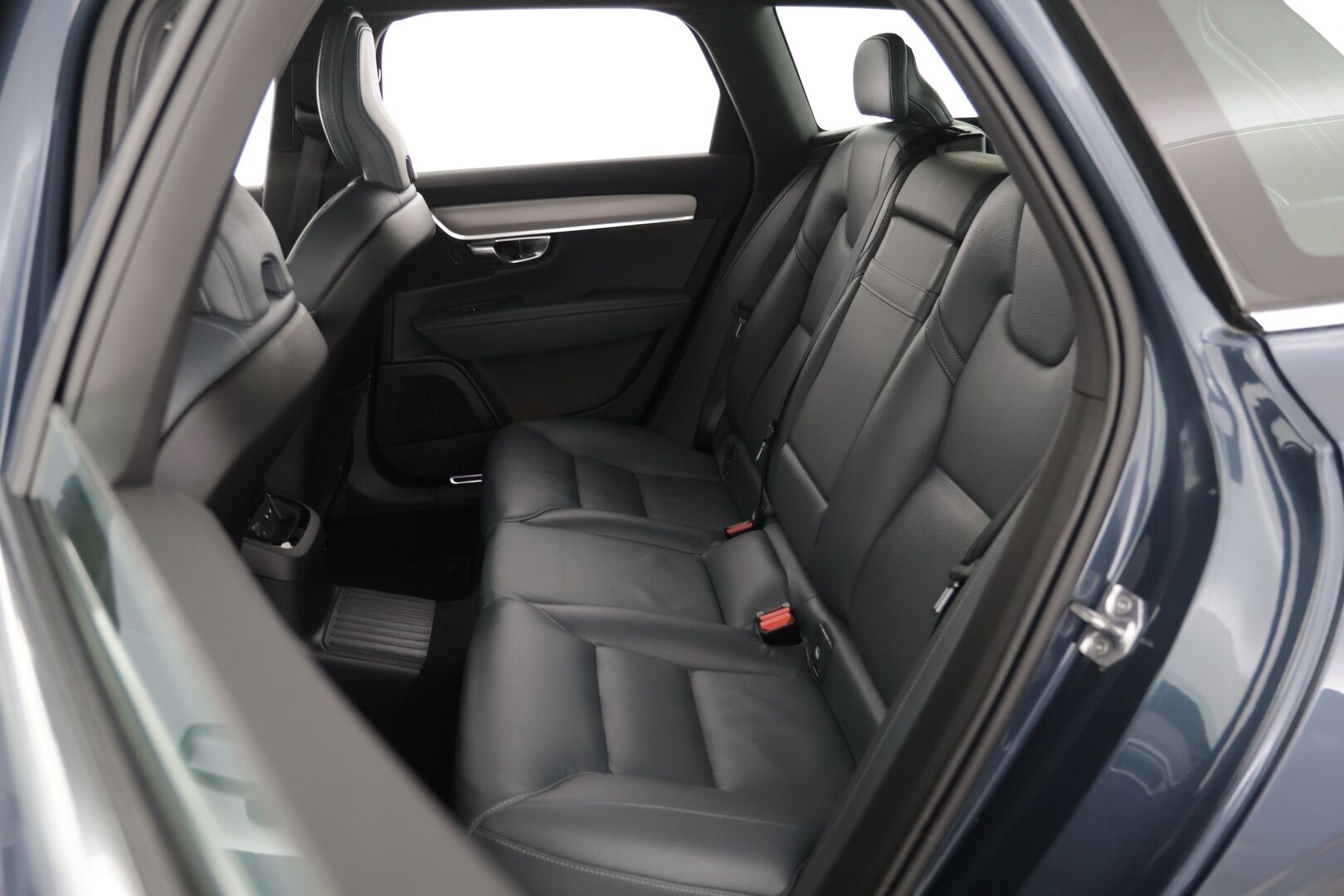 Volvo V90 2021 V90 T6 AWD Momentum Pro aut * Facelift / Webasto / VOC / H/K / Keyless / 360 / Nahat / Sähkökontti * - Merkkiliikkeen huoltokirja / Jakopää vaihdettu juuri