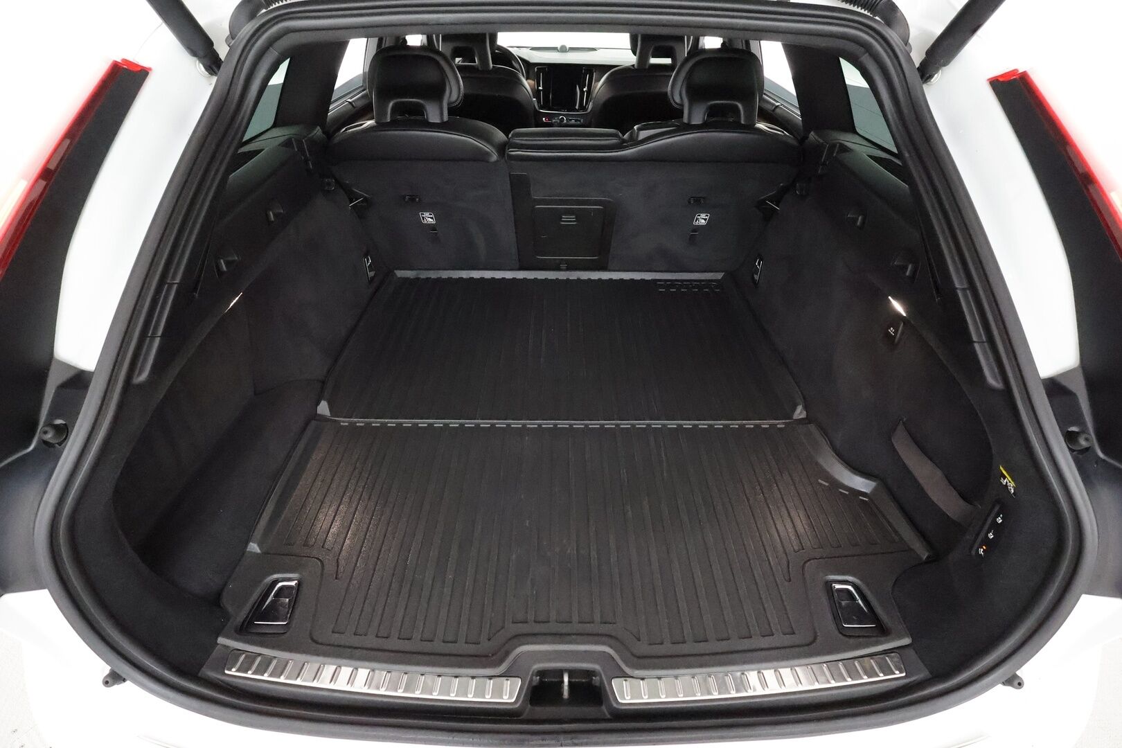 Volvo V90 2017 D5 Inscription Polestar engineered **Panorama / HUD / 360° Kamera / Adapt.Vakkari / Ilmastoidut Sporttinahat Muistilla** - 3,99 % KORKOTARJOUS TÄHÄN AUTOON - Bowers&Wilkins / Webasto / Koukku / Full-LED / Navi / Kaistavahti / 2x Renkaat