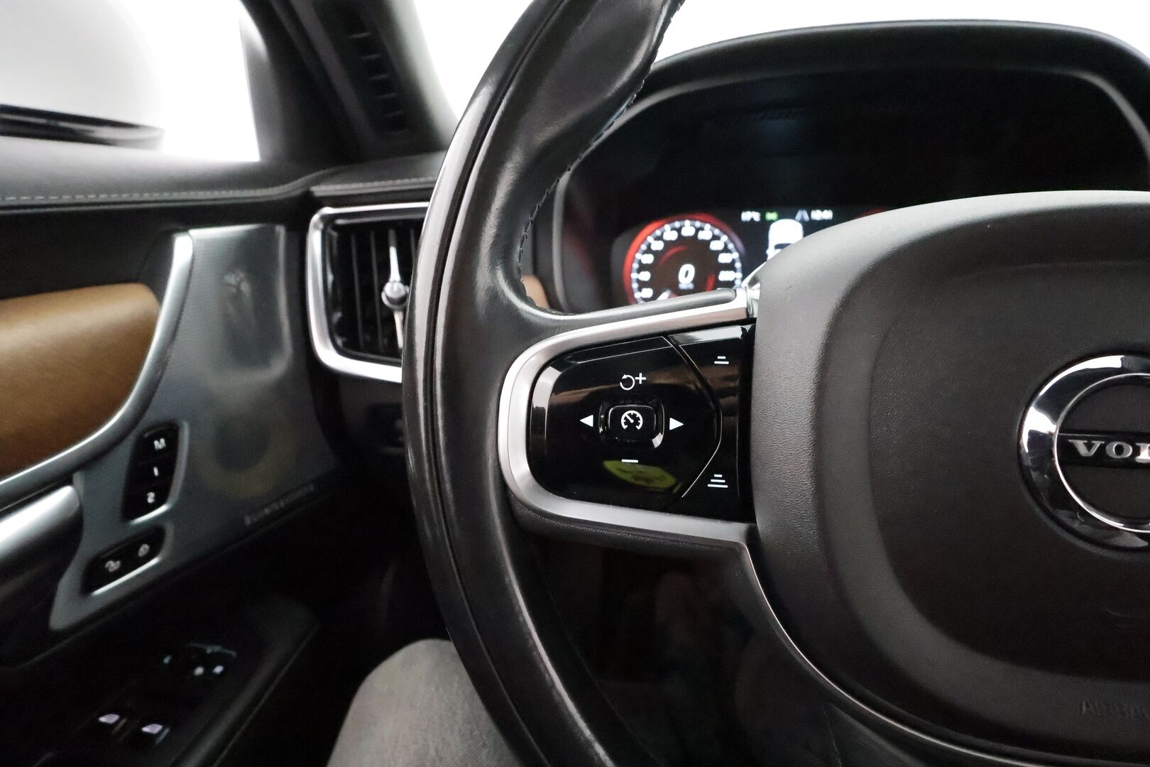 Volvo V90 2017 D5 Inscription Polestar engineered **Panorama / HUD / 360° Kamera / Adapt.Vakkari / Ilmastoidut Sporttinahat Muistilla** - 3,99 % KORKOTARJOUS TÄHÄN AUTOON - Bowers&Wilkins / Webasto / Koukku / Full-LED / Navi / Kaistavahti / 2x Renkaat