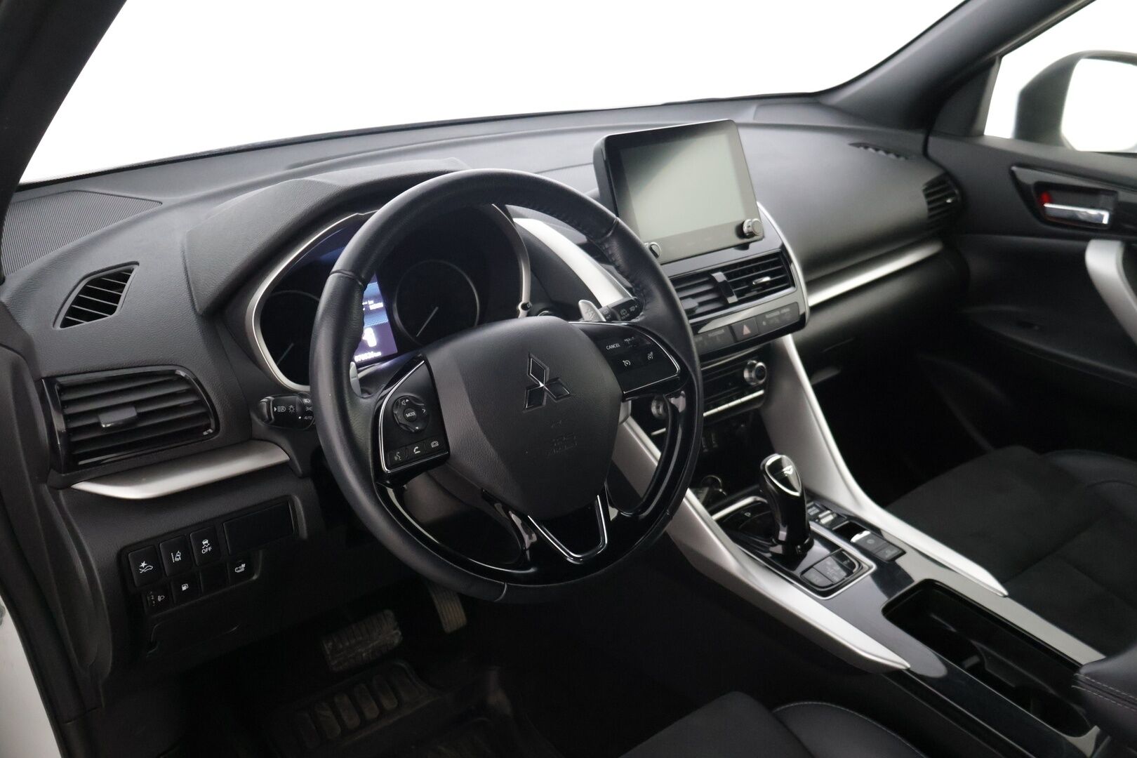 Mitsubishi Eclipse Cross 2021 2.4 PHEV Intense 4WD * Vakionopeudensäädin / P-Kamera / Apple&Android / Lane Assist * - 2x Renkaat ja vanteet 