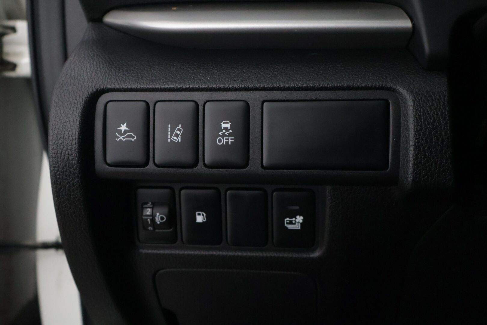 Mitsubishi Eclipse Cross 2021 2.4 PHEV Intense 4WD * Vakionopeudensäädin / P-Kamera / Apple&Android / Lane Assist * - 2x Renkaat ja vanteet 