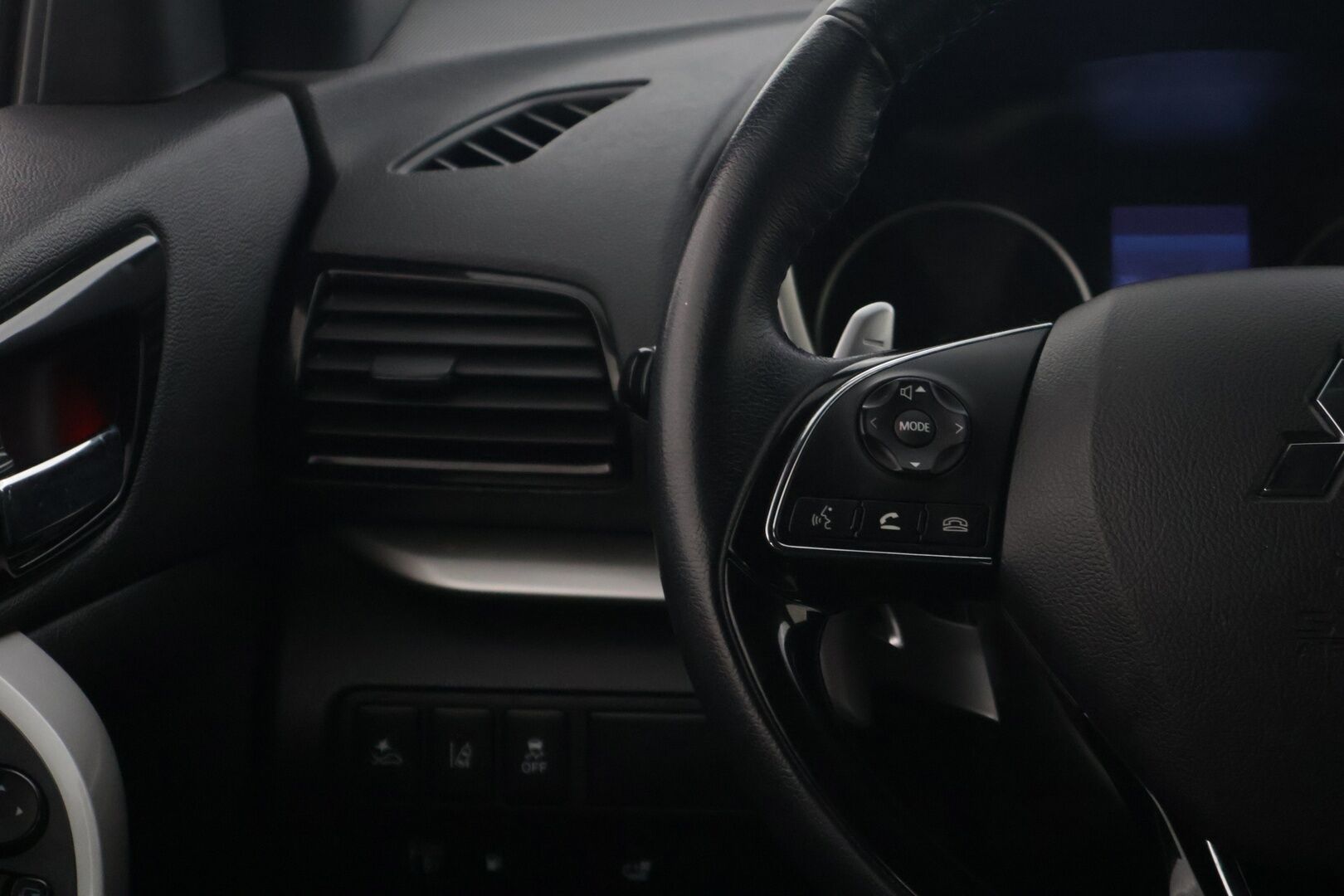 Mitsubishi Eclipse Cross 2021 2.4 PHEV Intense 4WD * Vakionopeudensäädin / P-Kamera / Apple&Android / Lane Assist * - 2x Renkaat ja vanteet 