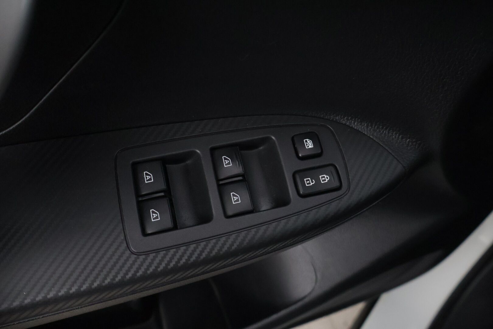 Mitsubishi Eclipse Cross 2021 2.4 PHEV Intense 4WD * Vakionopeudensäädin / P-Kamera / Apple&Android / Lane Assist * - 2x Renkaat ja vanteet 